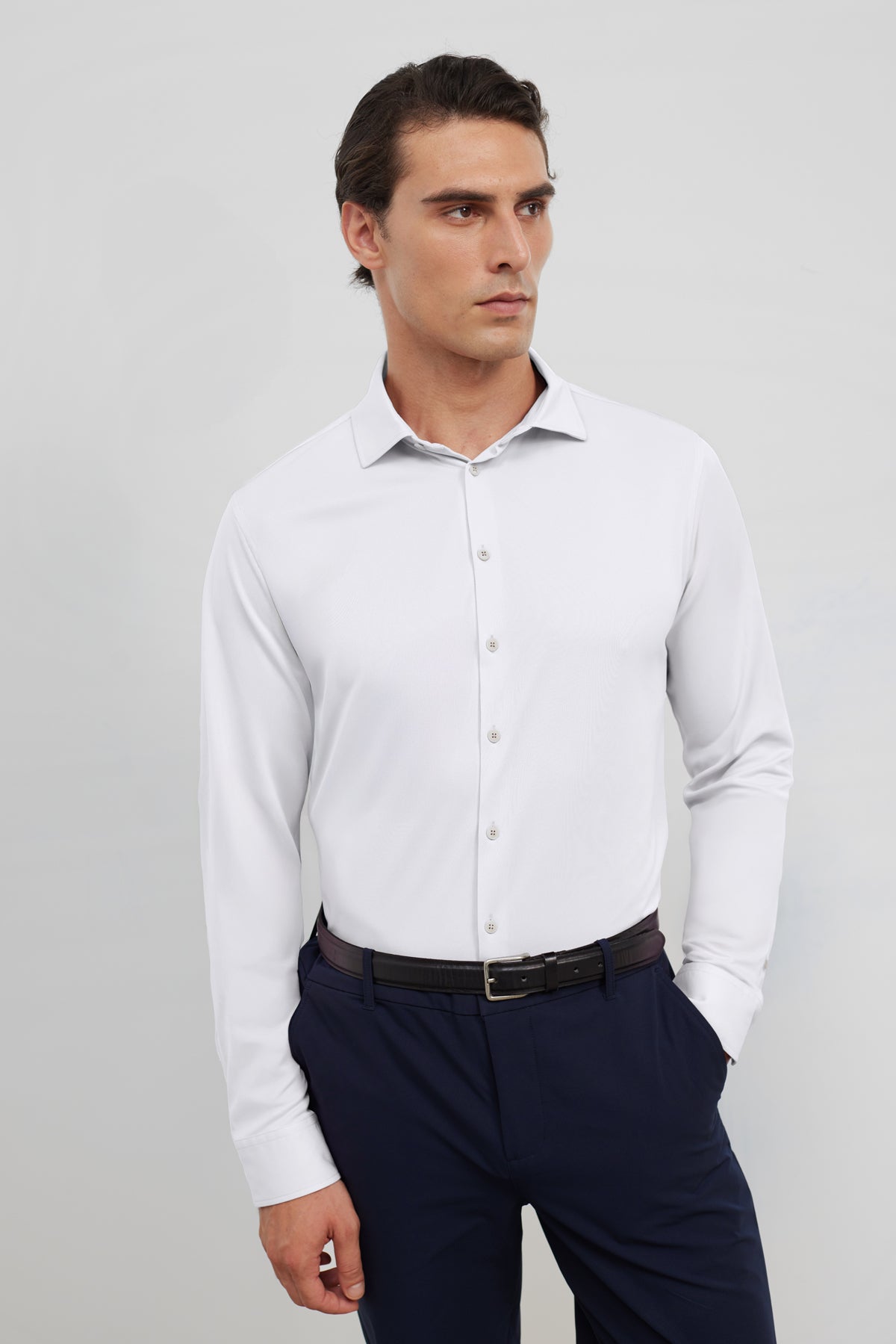 Camisa de vestir blanca de manga larga regular para hombre Sepiia: Camisa de vestir blanca de manga larga regular para hombre sin arrugas, antimanchas, perfecta para traje o americana, plano medio. 
