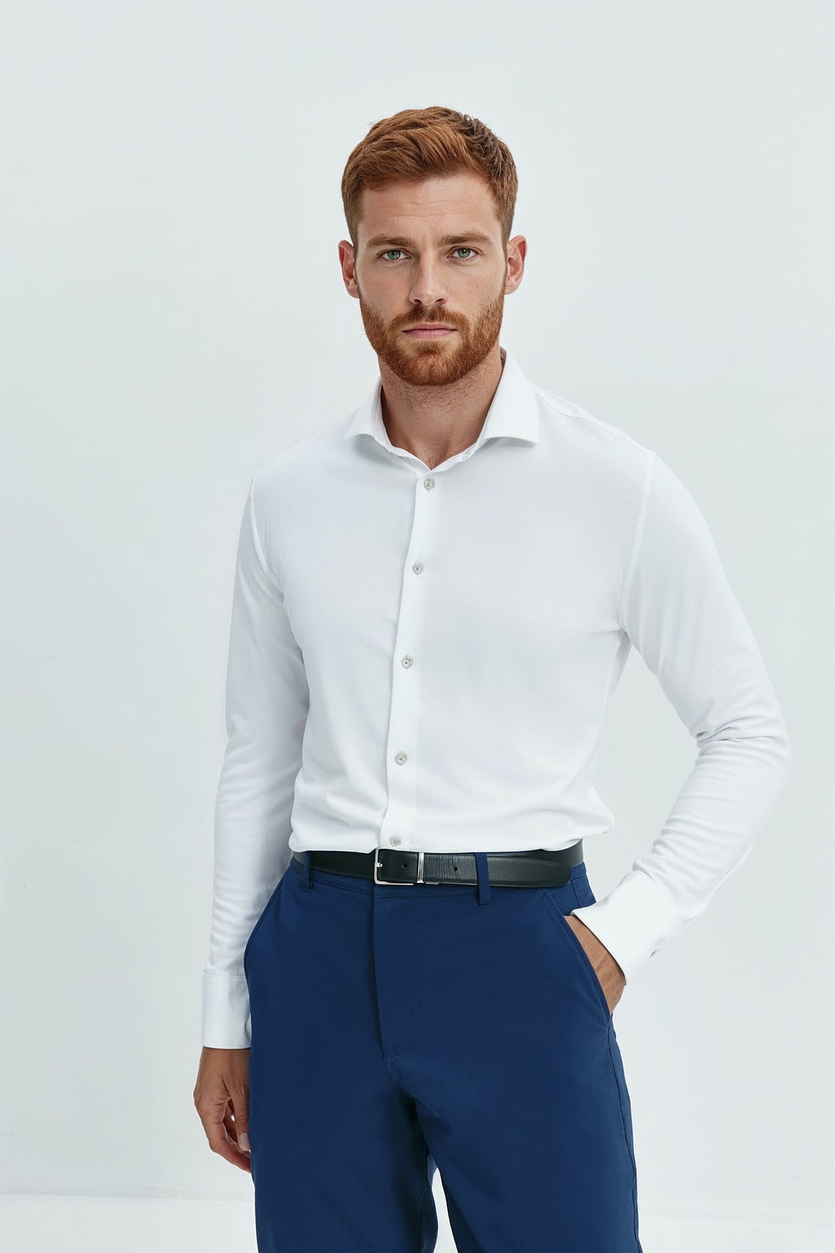 Camisa social masculina branca e justa