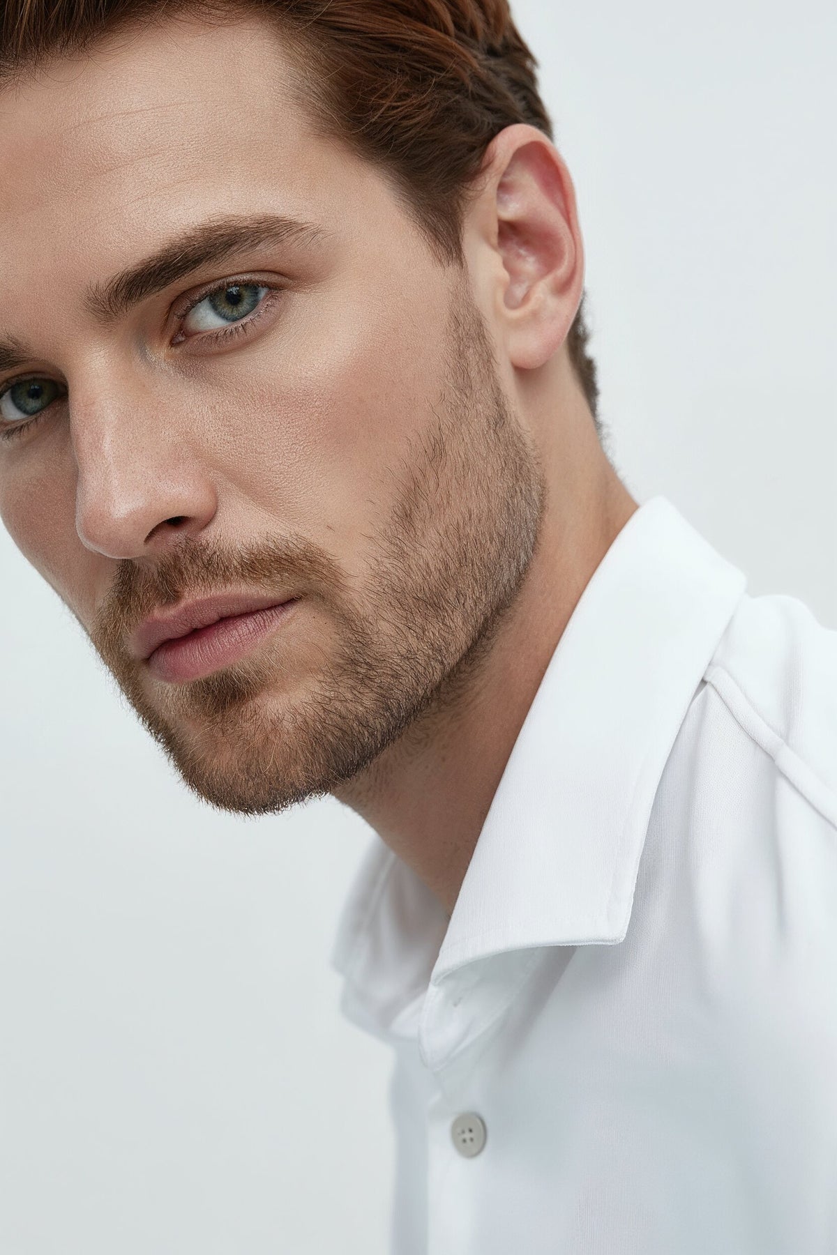 Camisa social masculina branca e justa