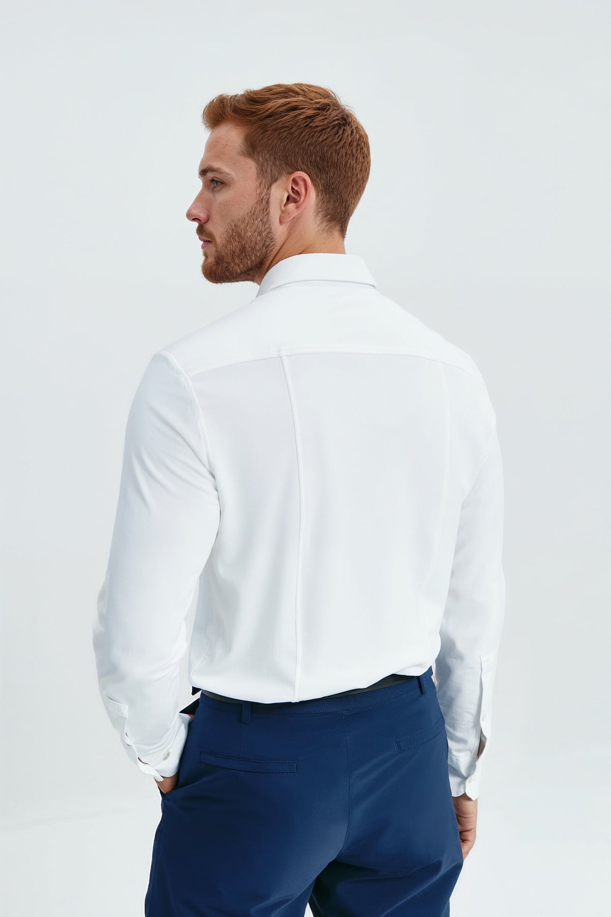 Camisa social masculina branca e justa