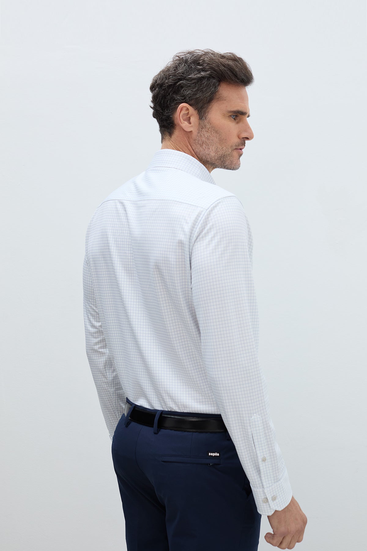 Camisa cuadros azul celeste regular hombre. Foto de espaldas.