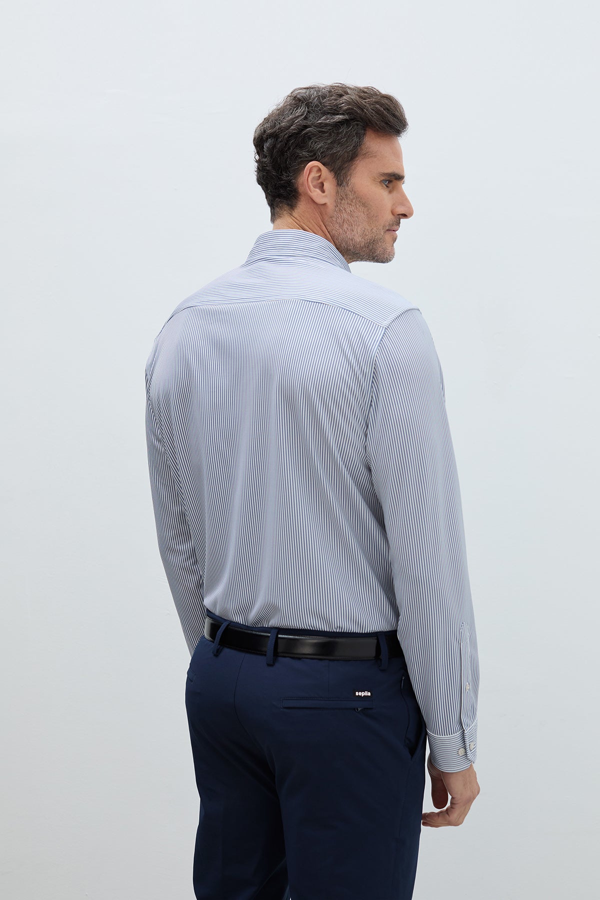 Camisa raya diplomatica azul marino regular hombre. Foto de espaldas.