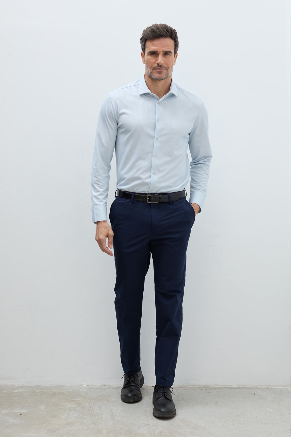 Camisa rayas azul marino regular hombre. Foto de look completo.