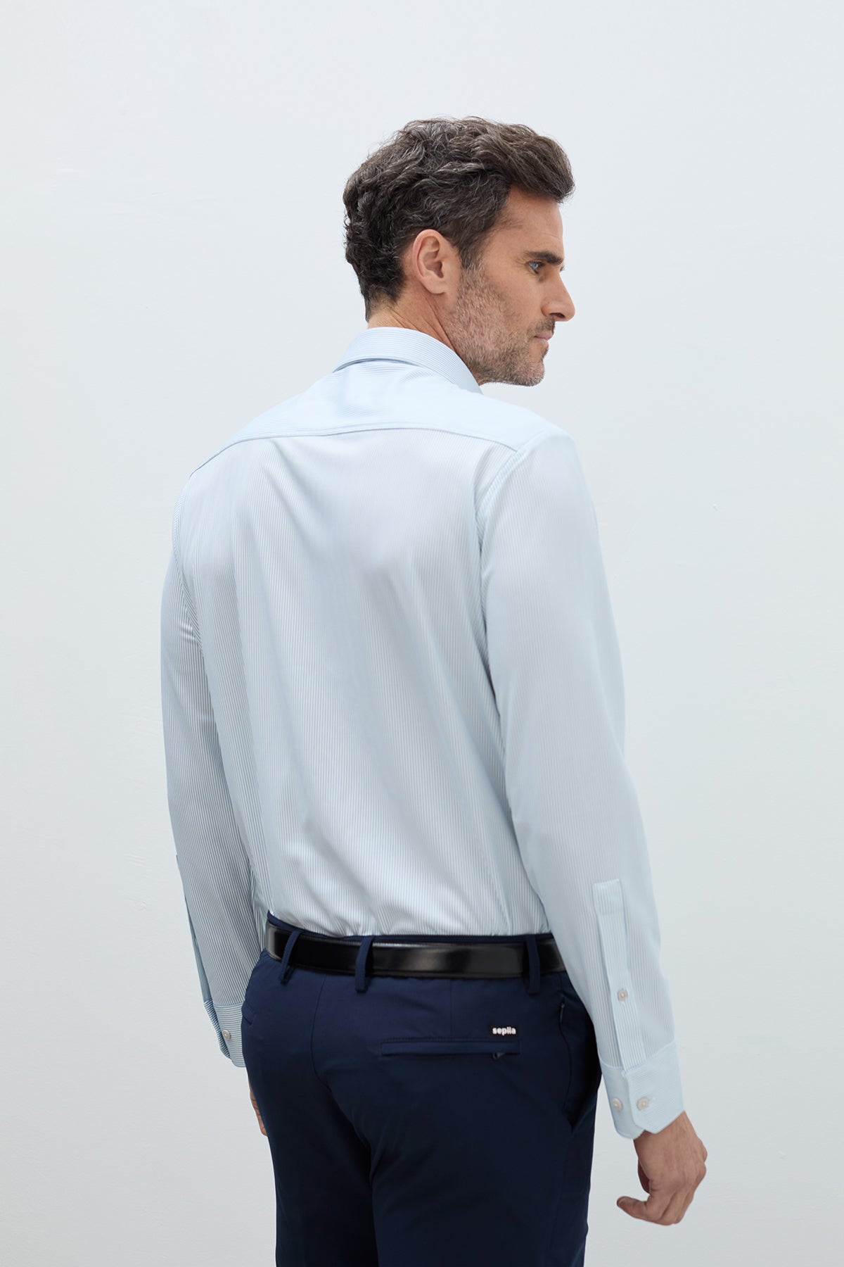 Camisa rayas azul marino regular hombre. Foto de espaldas.