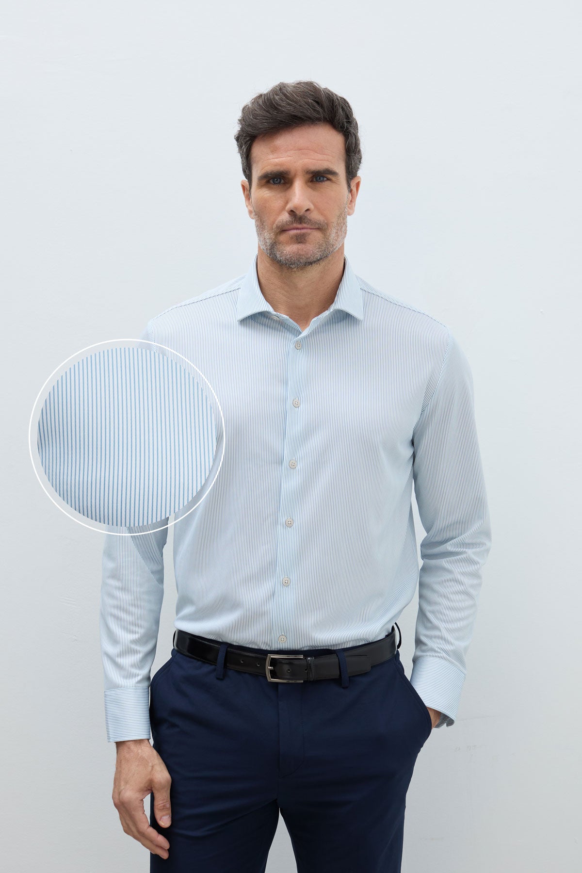 Camisa rayas azul marino regular hombre. Foto de frente con zoom.