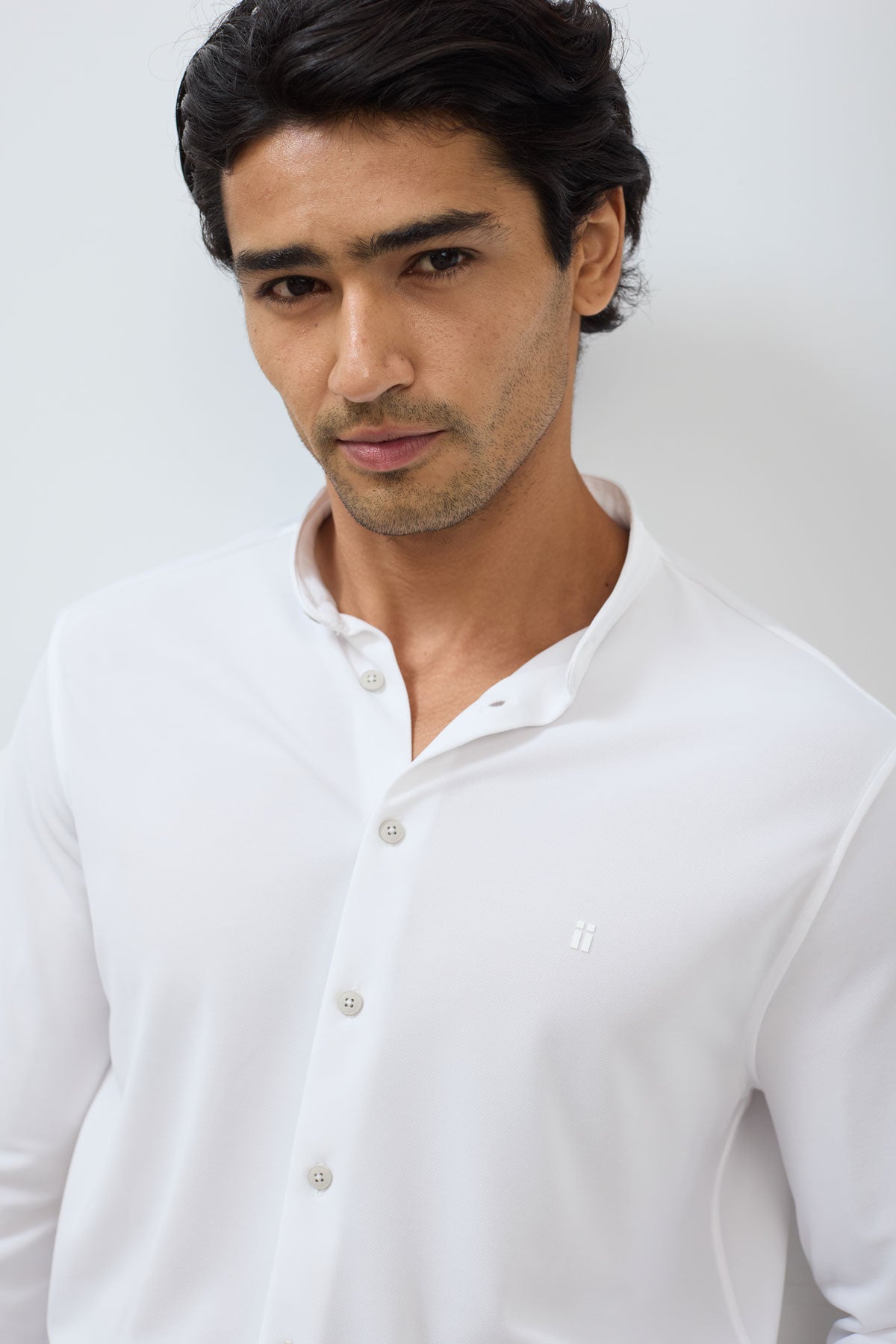 camisa cuello mao blanca. foto detalle del cuello