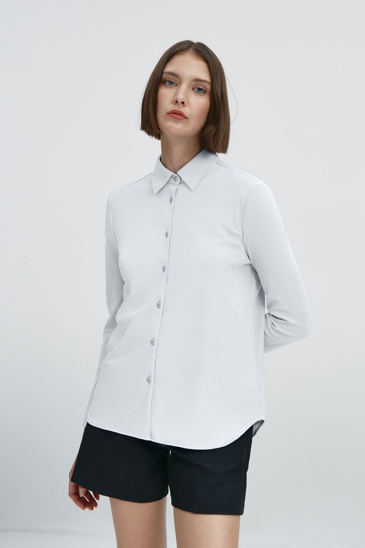 Camisa manga larga oversized mujer blanca: Camisa holgada de mujer blanca de manga larga para un estilo extra. Foto frente