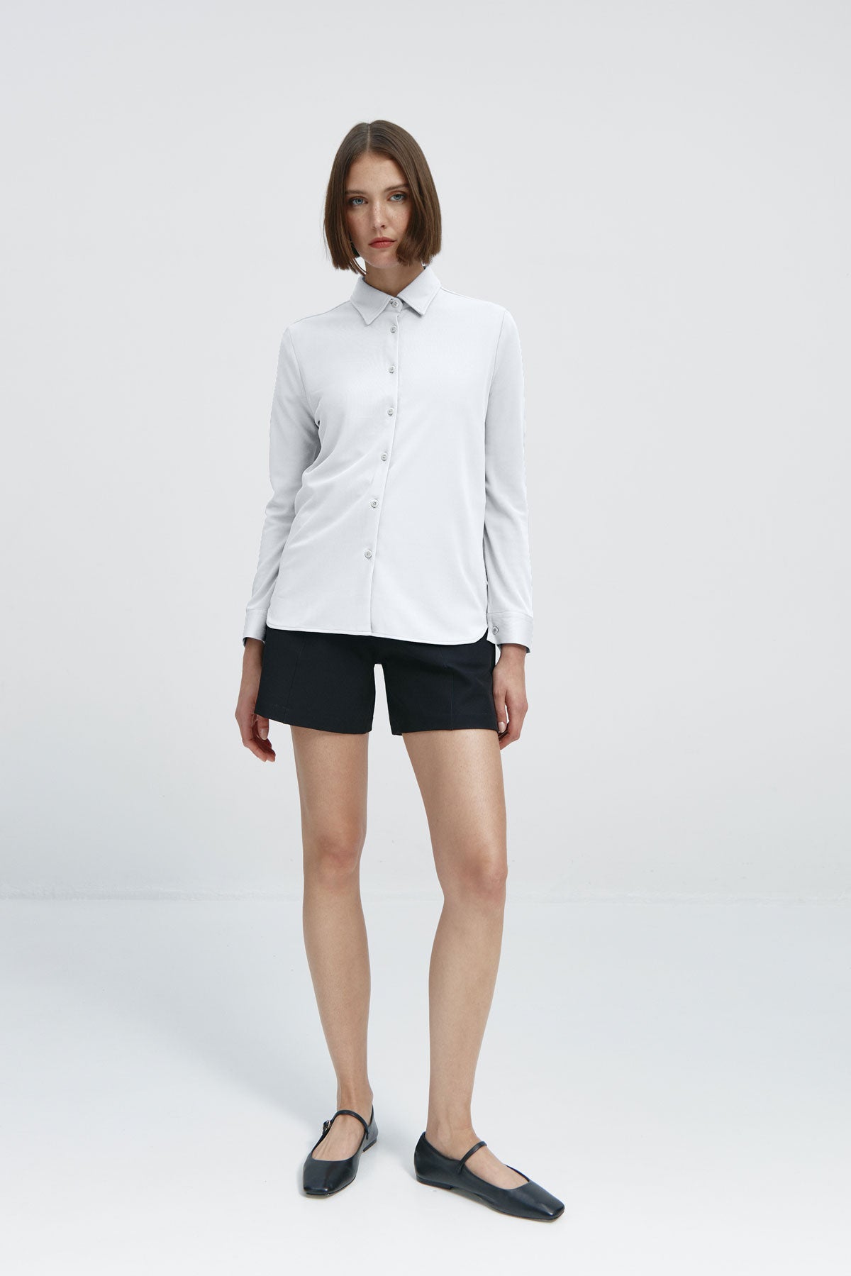 Camisa manga larga oversized mujer blanca: Camisa holgada de mujer blanca de manga larga para un estilo extra. Foto cuerpo entero