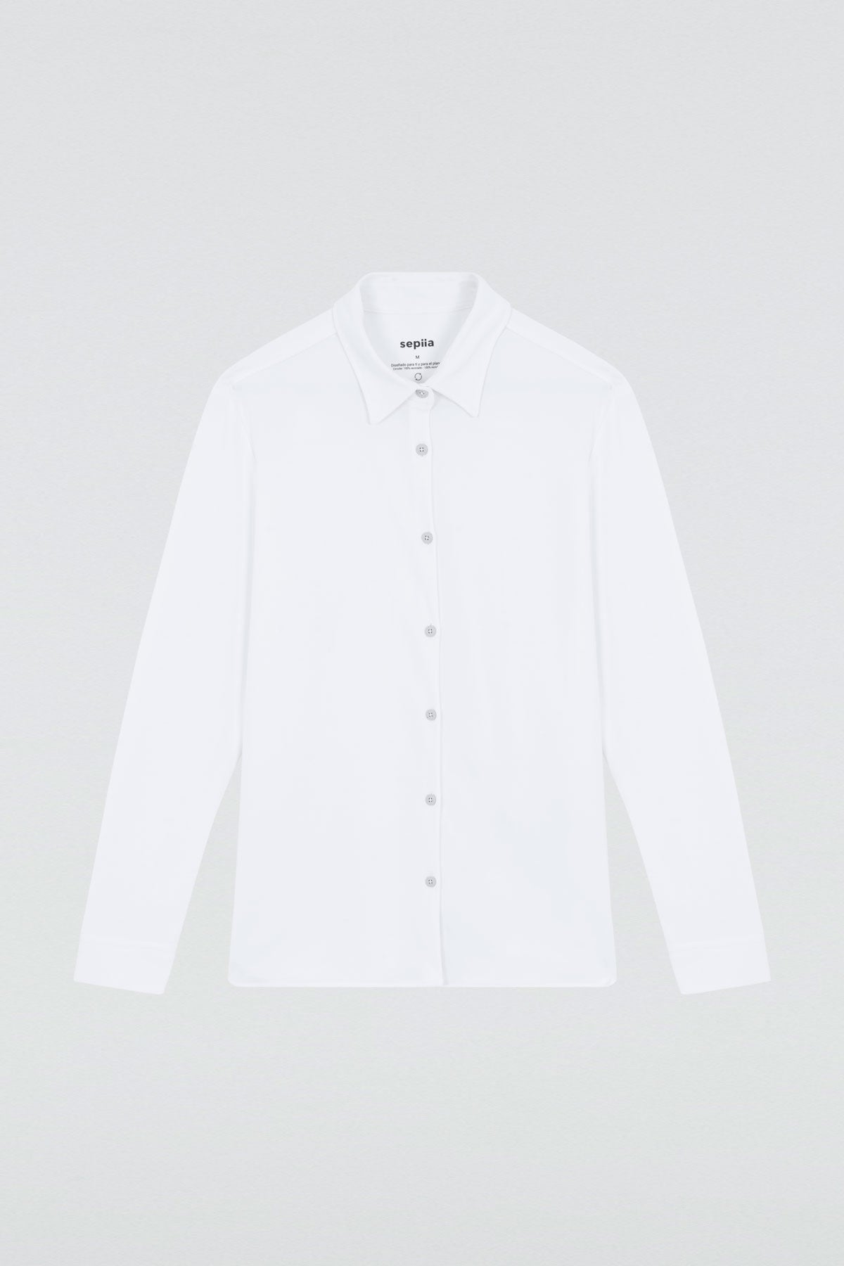 Camisa manga larga oversized mujer blanca: Camisa holgada de mujer blanca de manga larga para un estilo extra. Foto plano