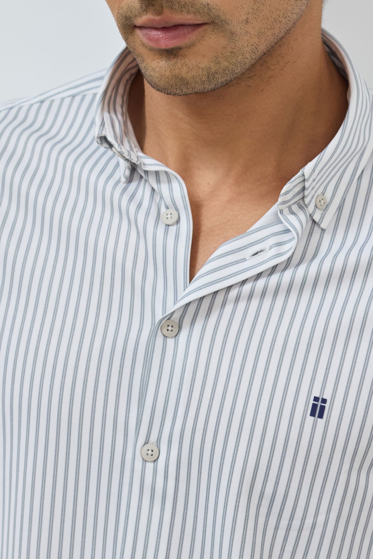 camisa rayas azul jacaranda. foto detalles del cuello