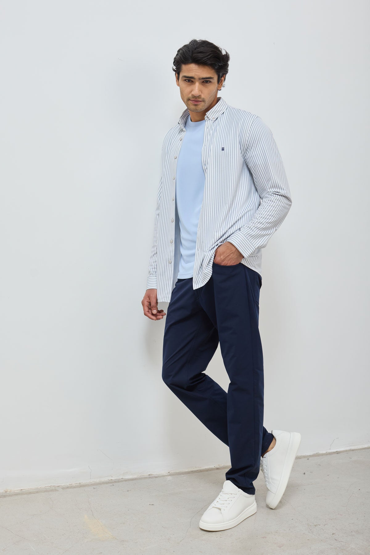 camisa rayas azul jacaranda. foto look completo.