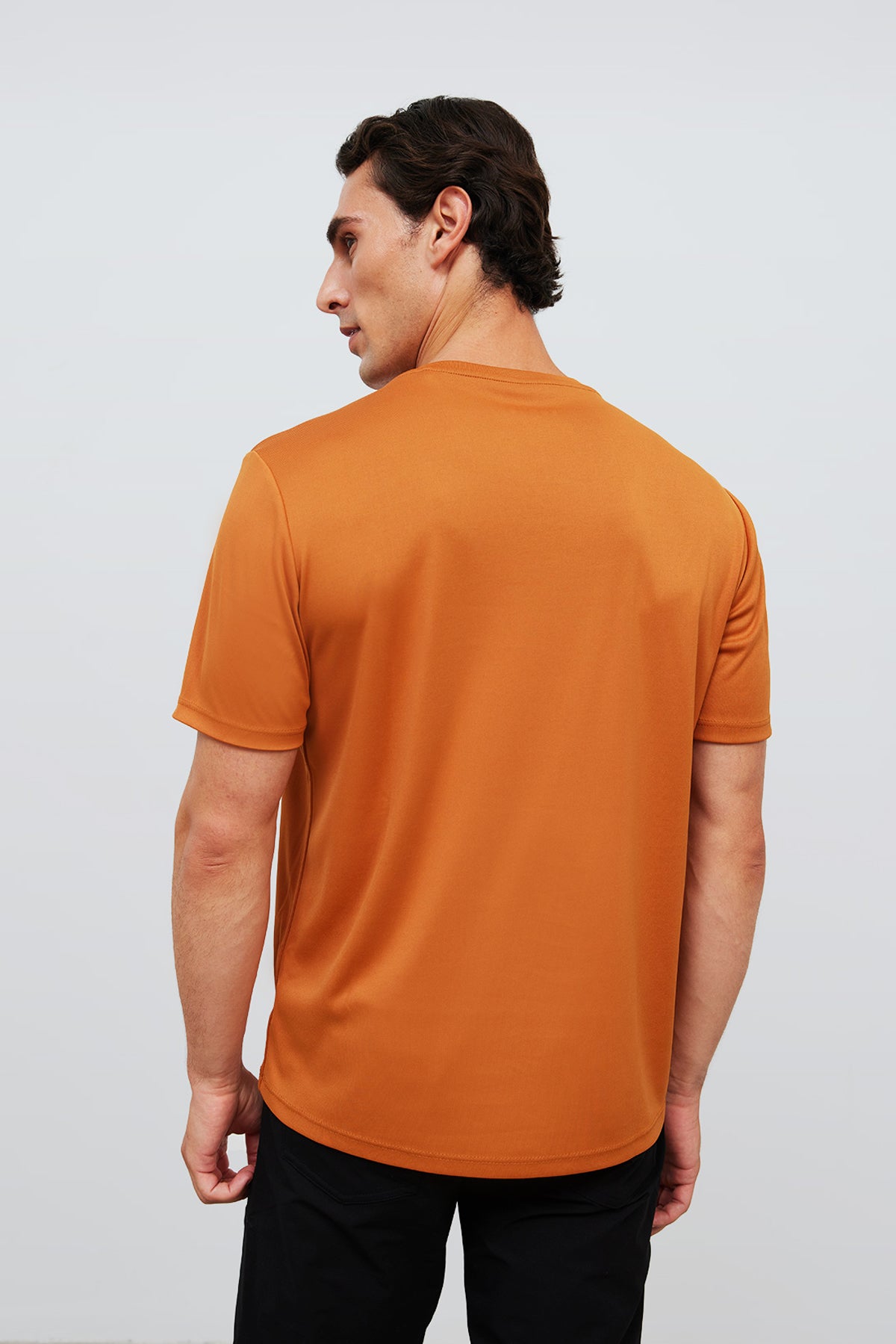 camiseta cuello redondo marrón soft espalda