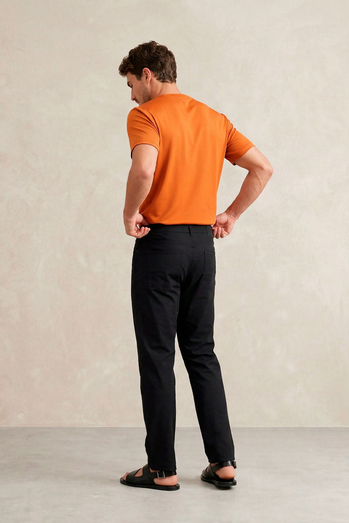 T-shirt macia para homem, gola redonda, cor avelã
