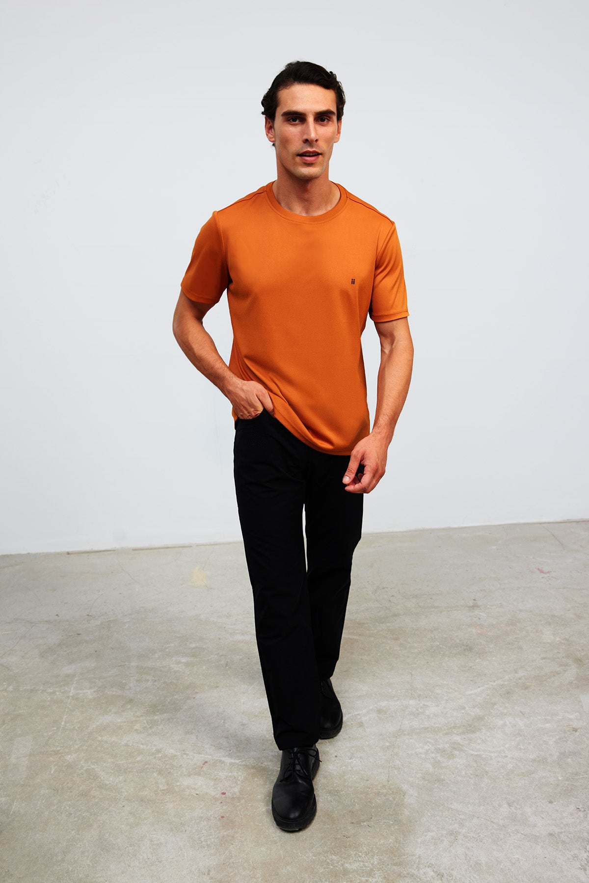 camiseta cuello redondo marrón soft cuerpo entero