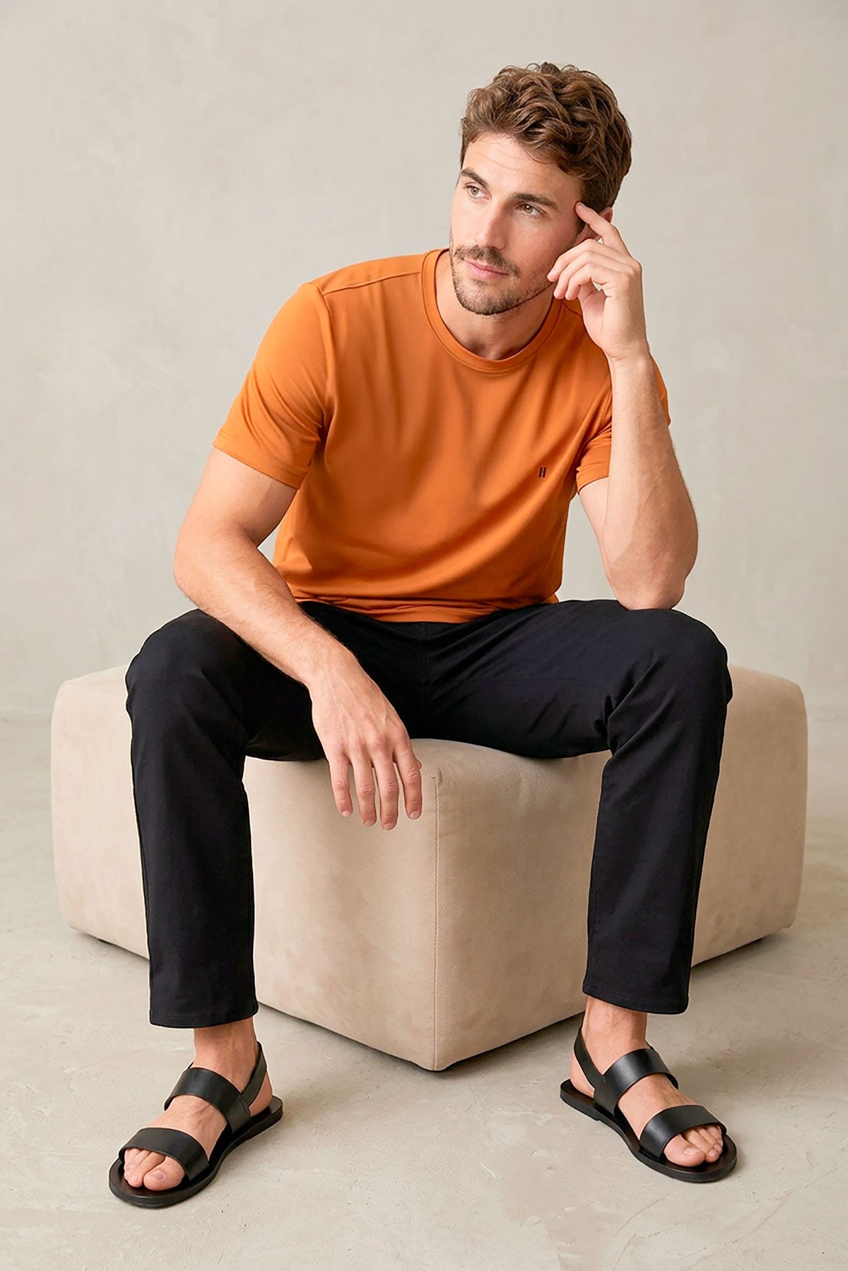 T-shirt macia para homem, gola redonda, cor avelã