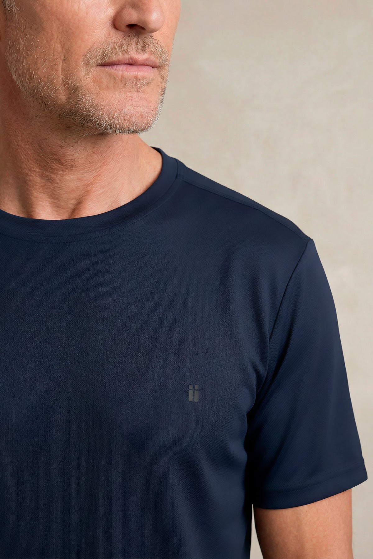 T-shirt para homem azul marinho com gola redonda e tecido macio