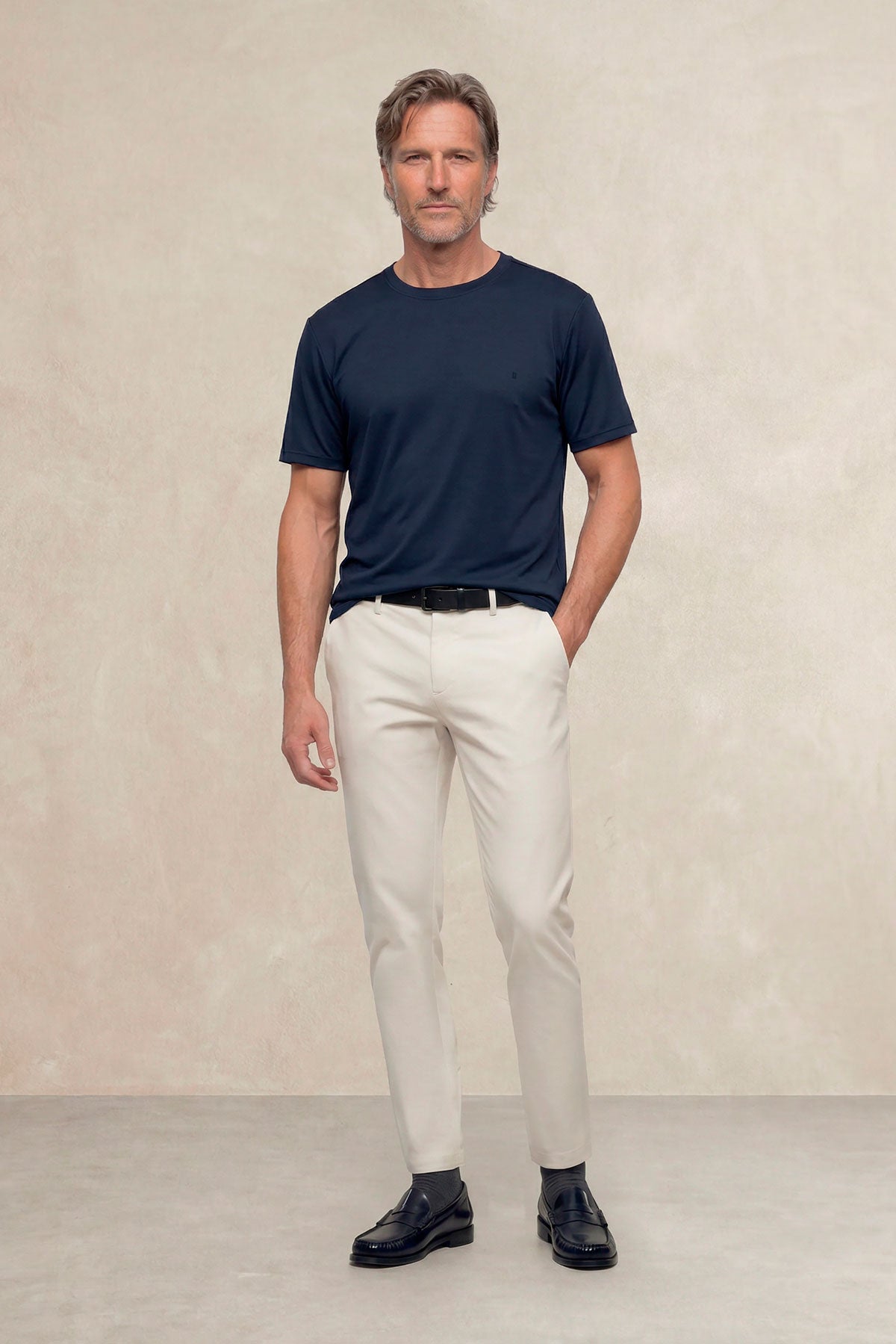 T-shirt para homem azul marinho com gola redonda e tecido macio