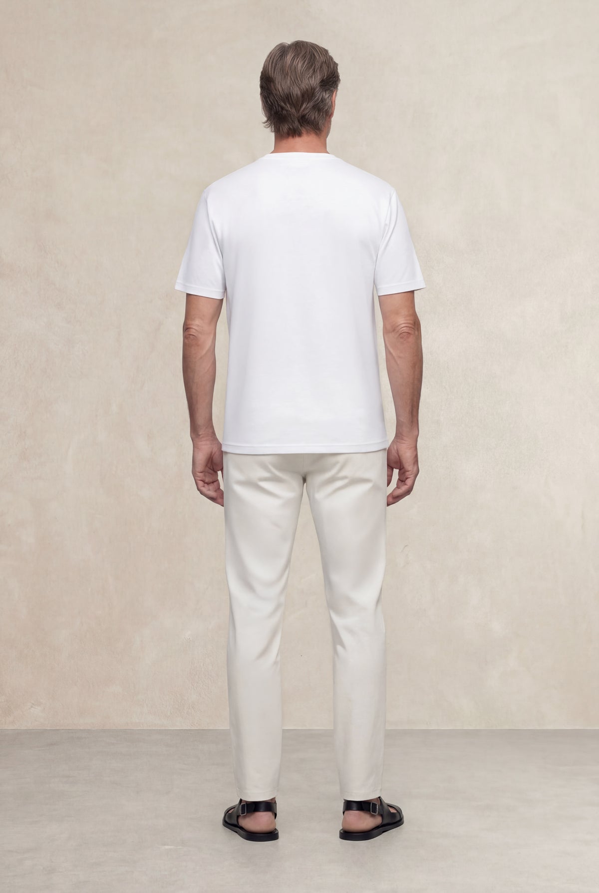 T-shirt branca para homem de gola redonda e macia