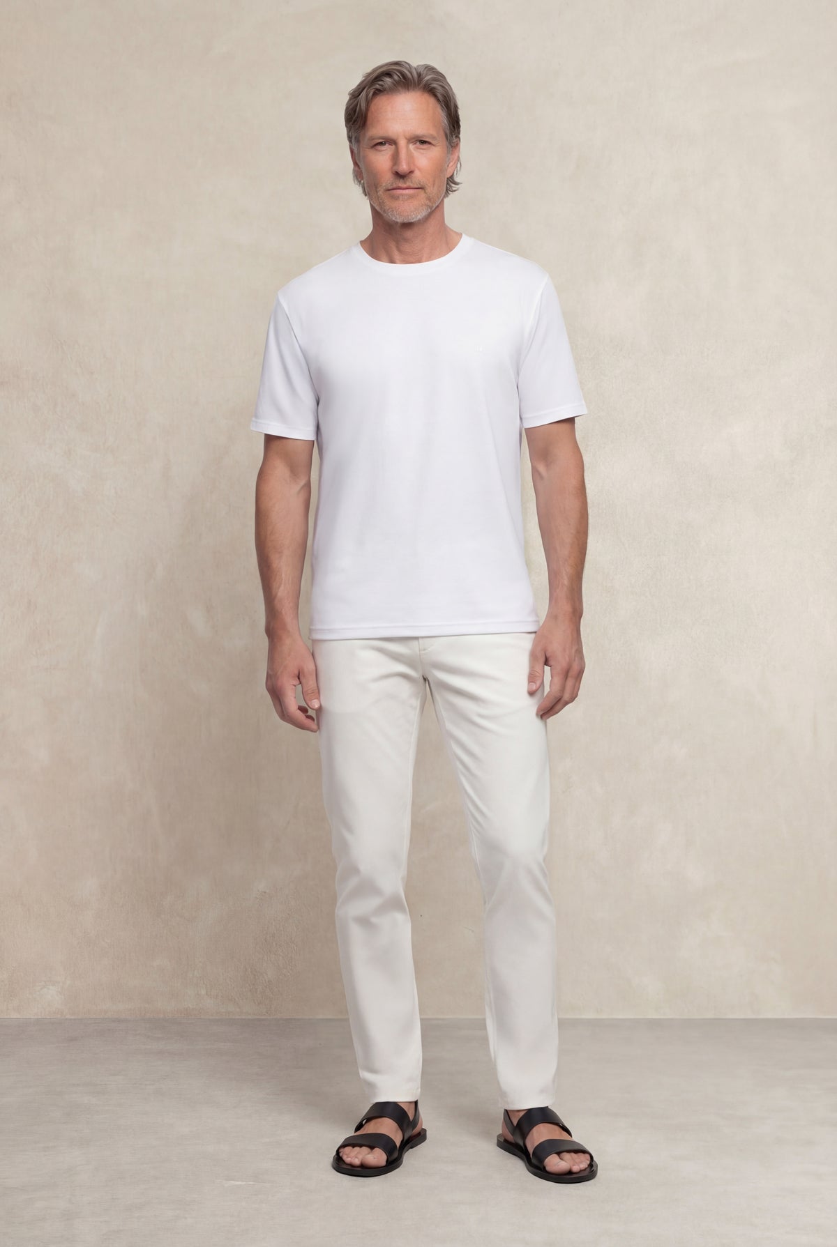 T-shirt branca para homem de gola redonda e macia