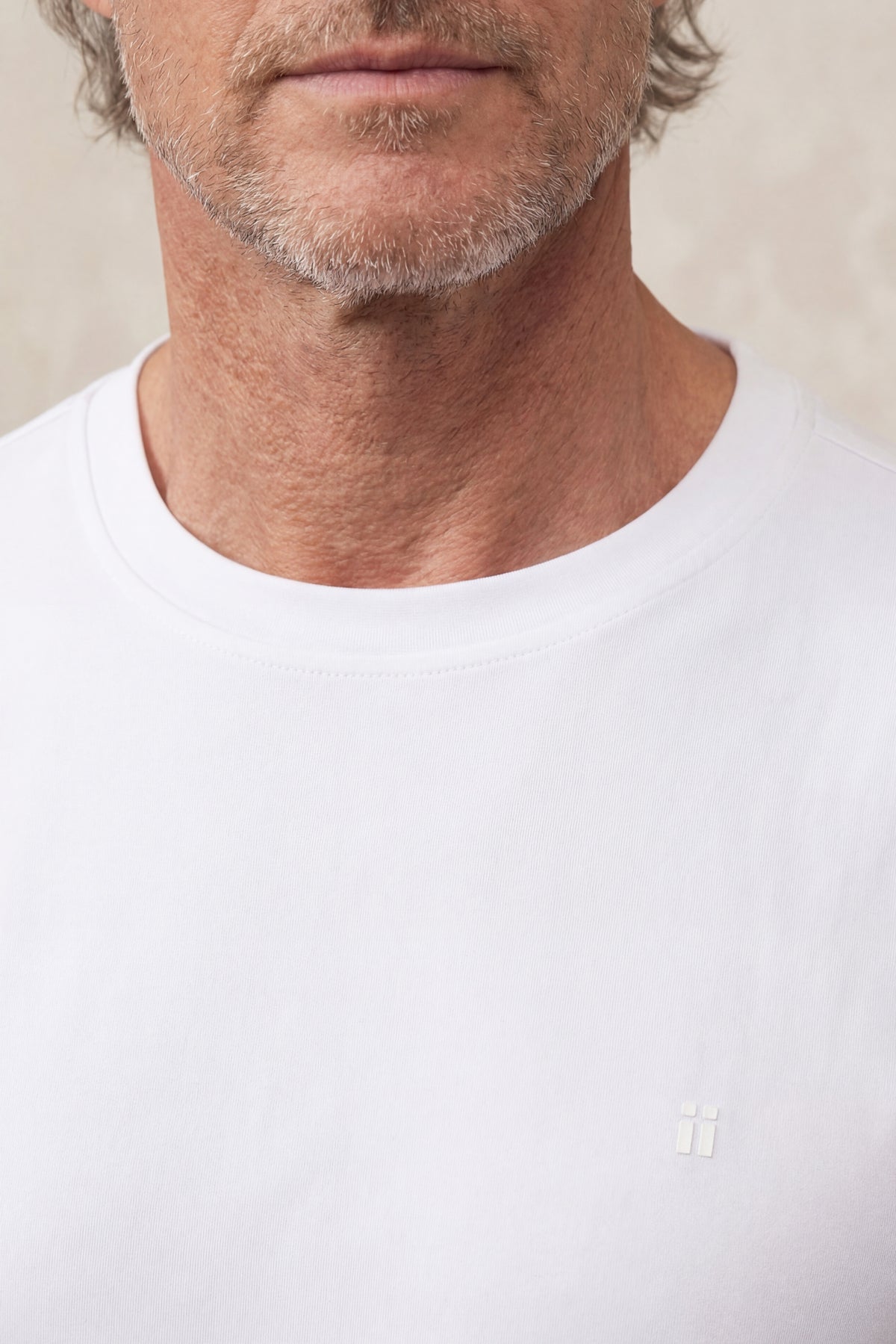 T-shirt branca para homem de gola redonda e macia