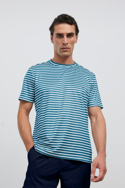 Hombre Con Camiseta De Cuello Redondo A Rayas Blancas Y Negras De Pie Bajo El Cielo Azul Foli79nem0a