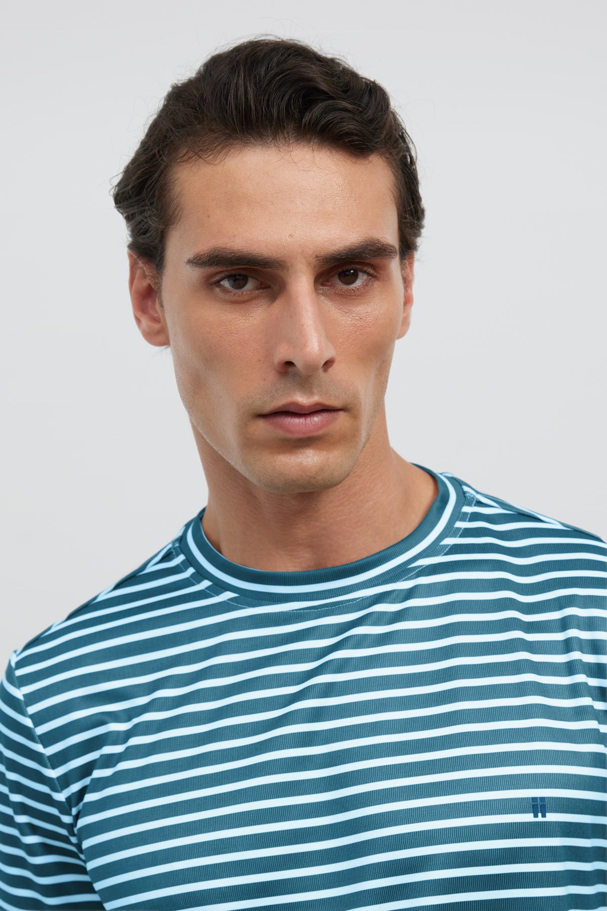 camiseta cuello redondo estampado rayas azul soft detalles