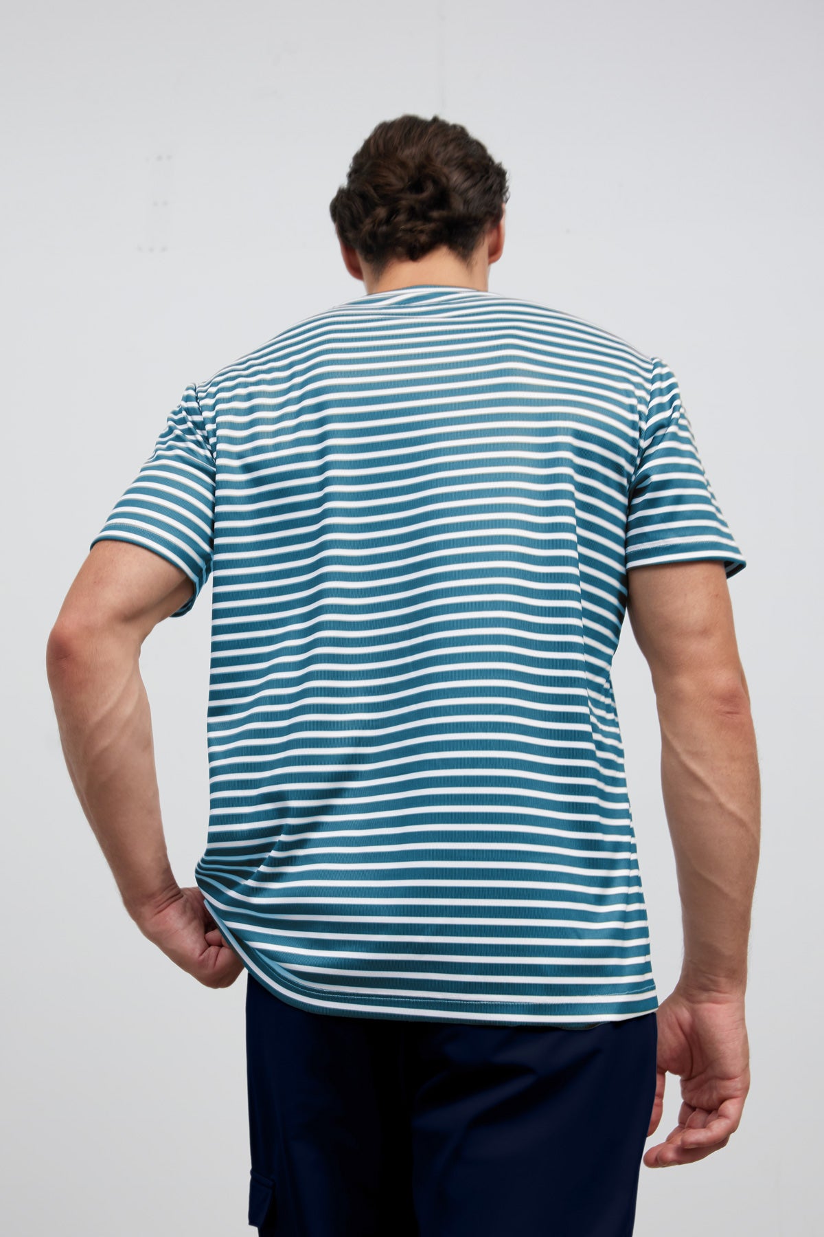 camiseta cuello redondo estampado rayas azul soft espalda 