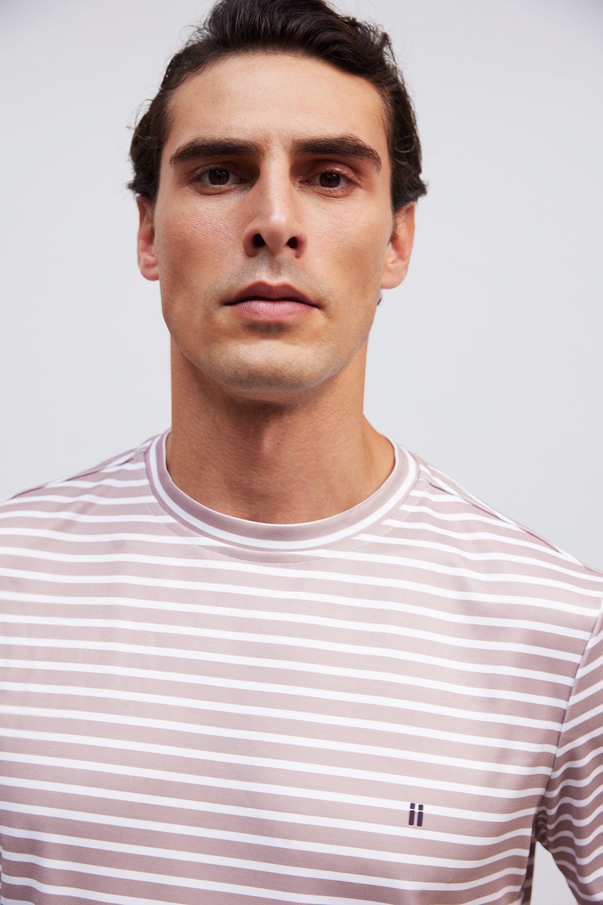 camiseta cuello redondo estampado rayas rosa soft detalle 