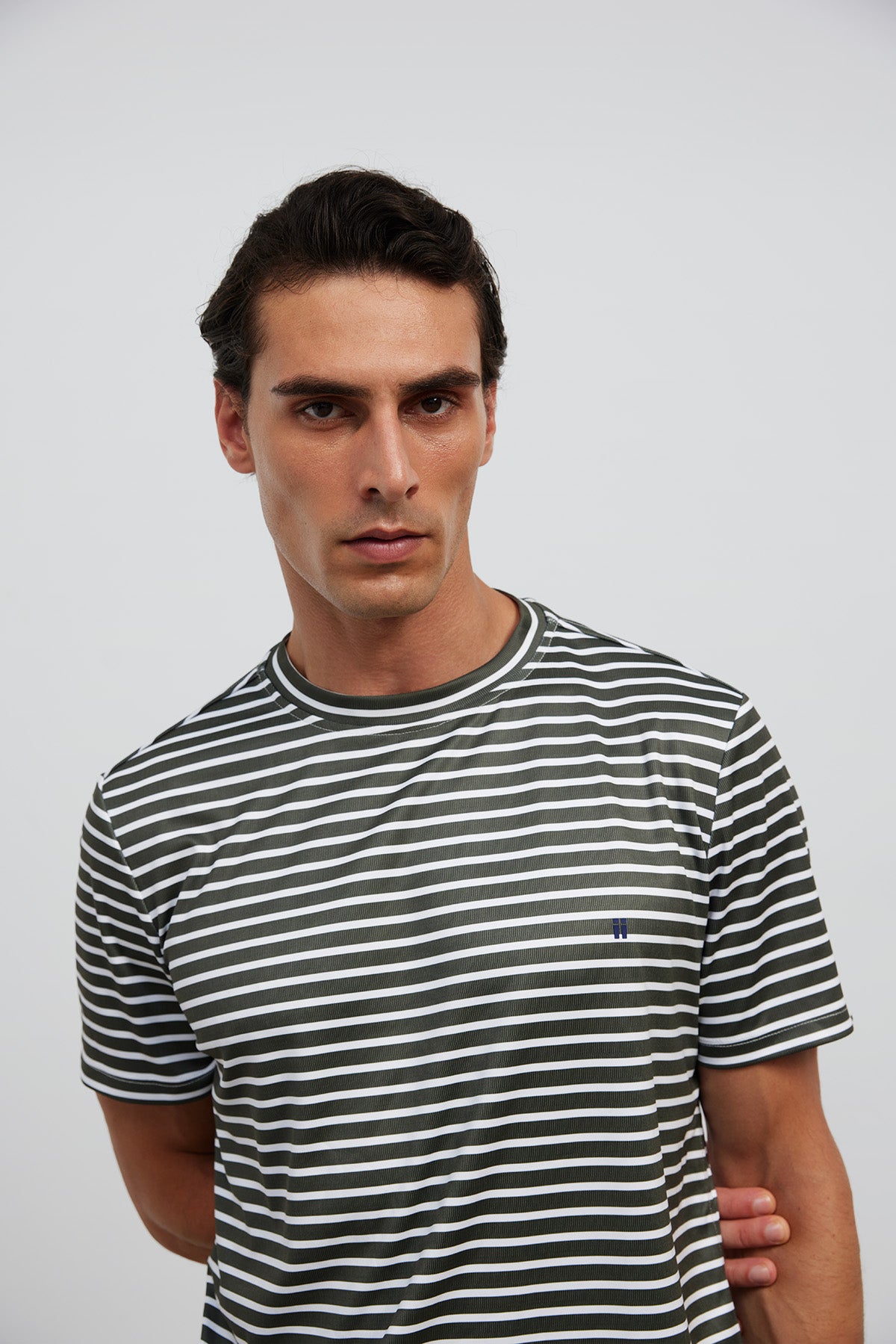 camiseta cuello redondo estampado rayas verdes soft detalles 