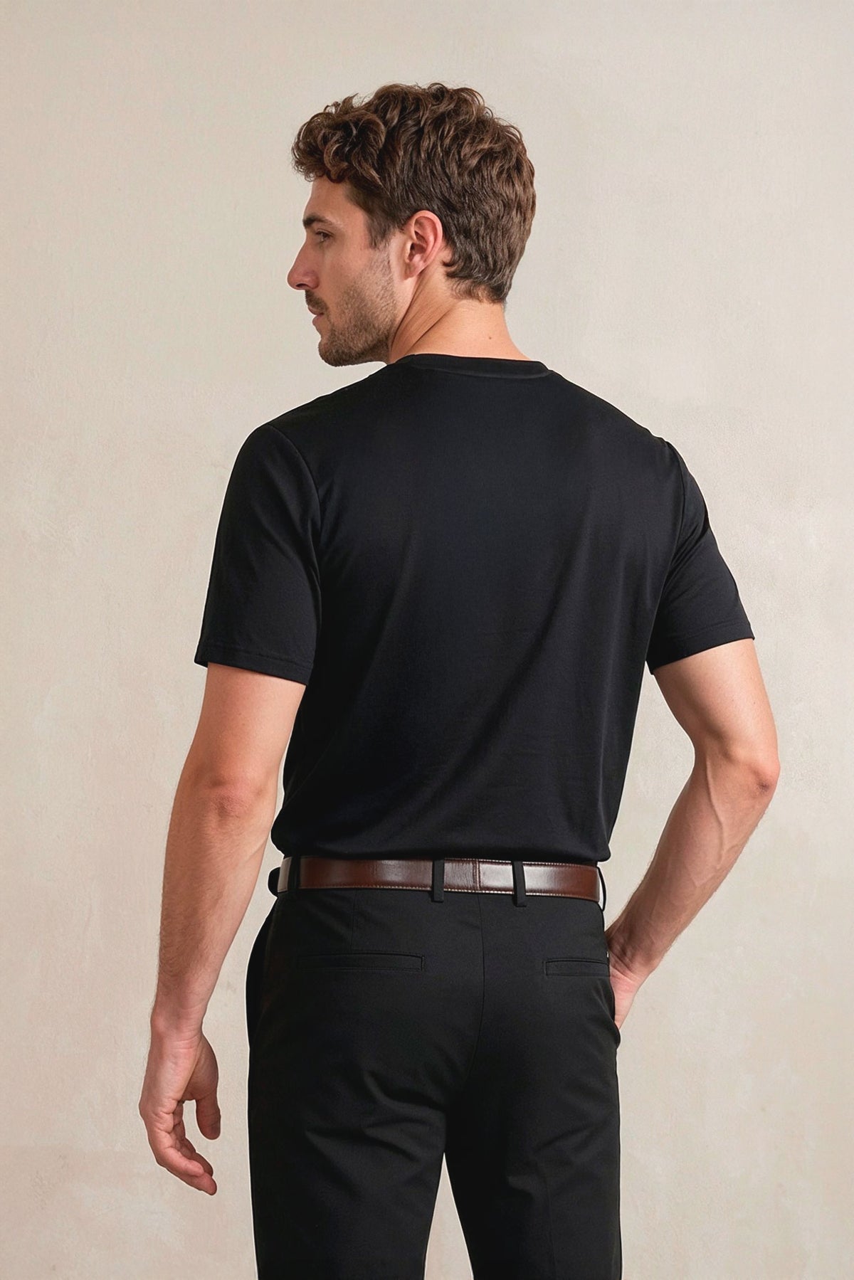 T-shirt preta e macia para homem com gola redonda