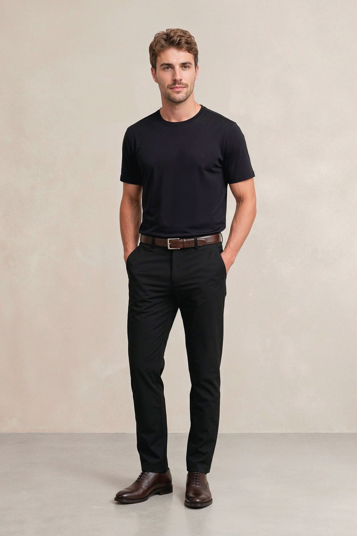 T-shirt preta e macia para homem com gola redonda