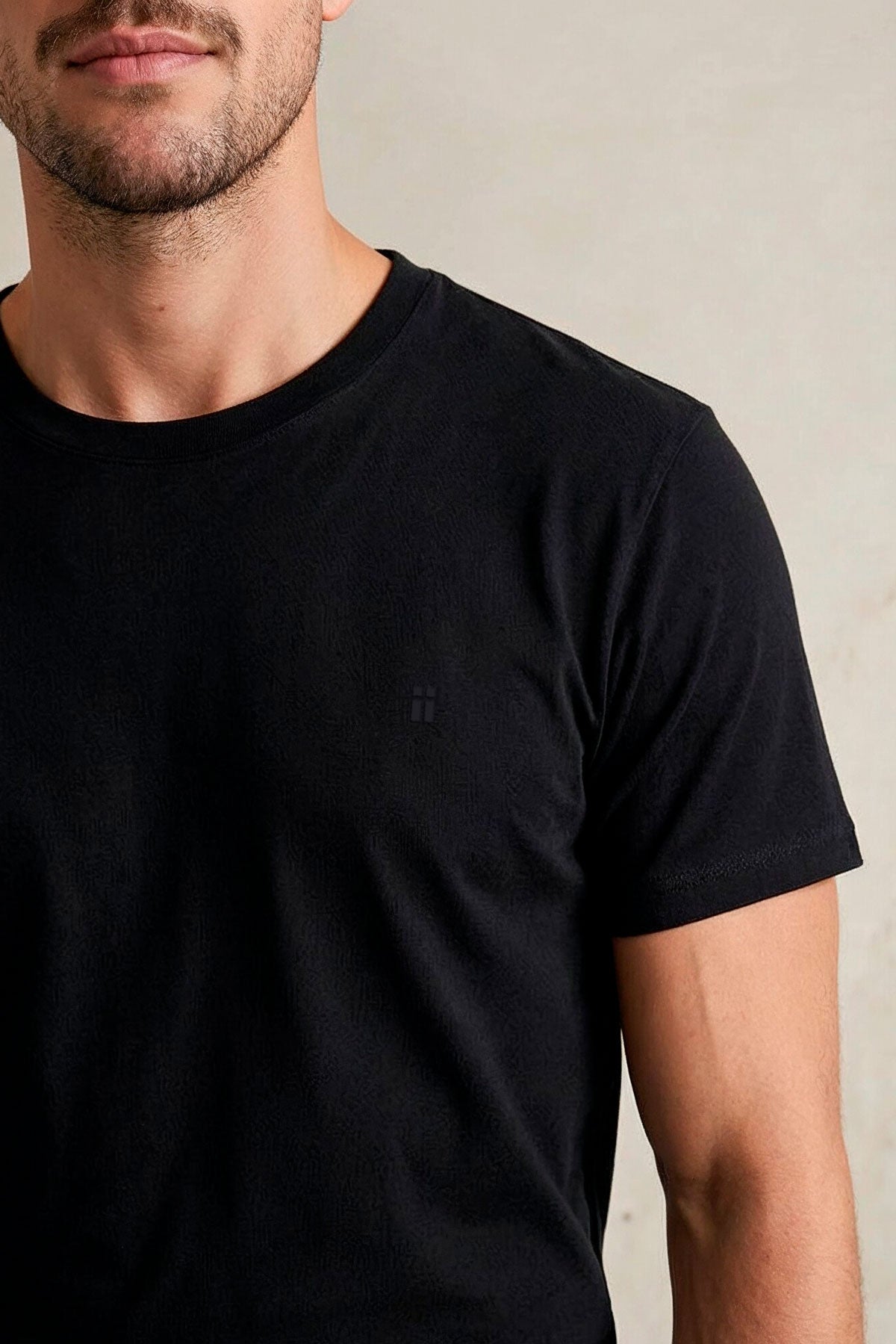 T-shirt preta e macia para homem com gola redonda