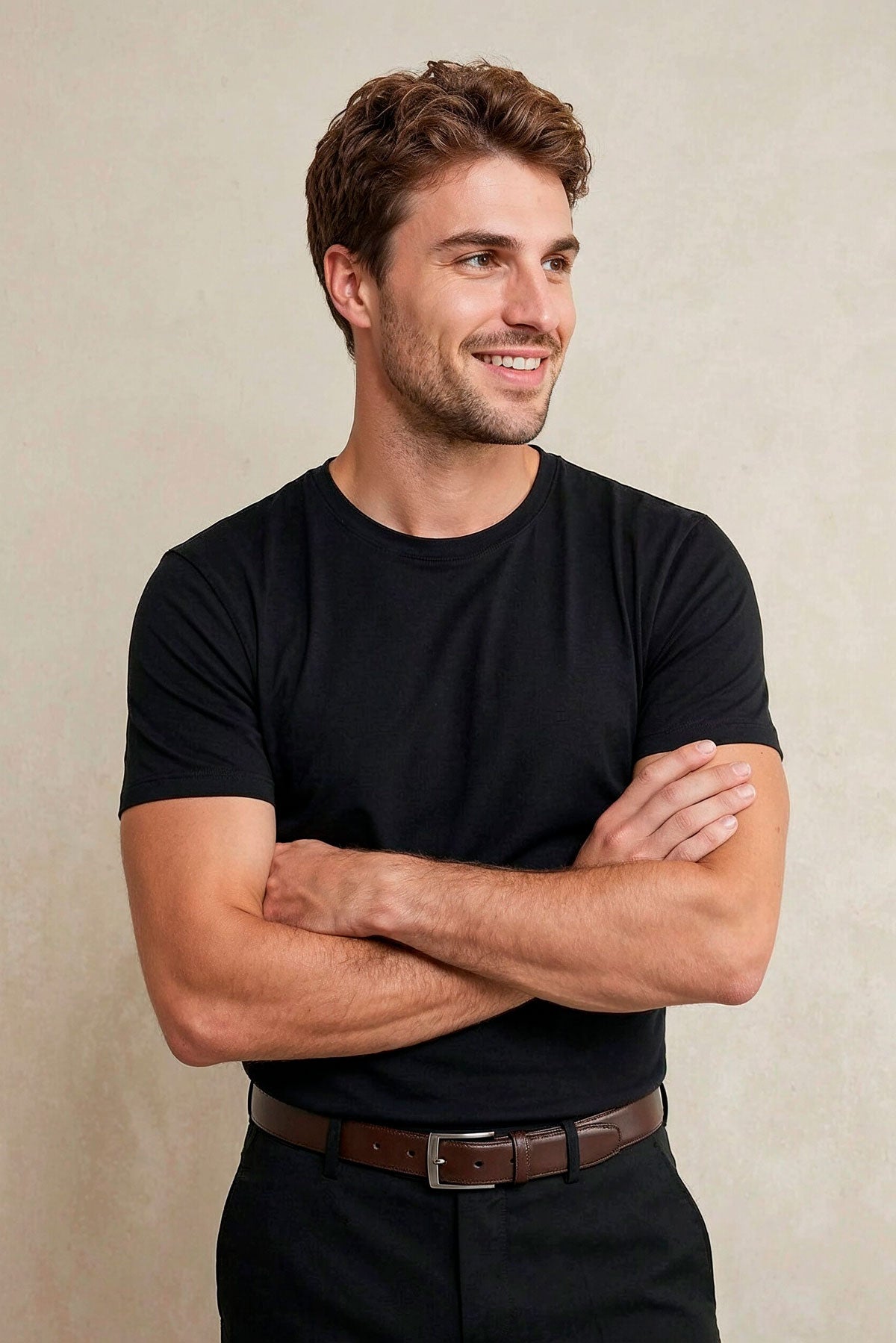 T-shirt preta e macia para homem com gola redonda