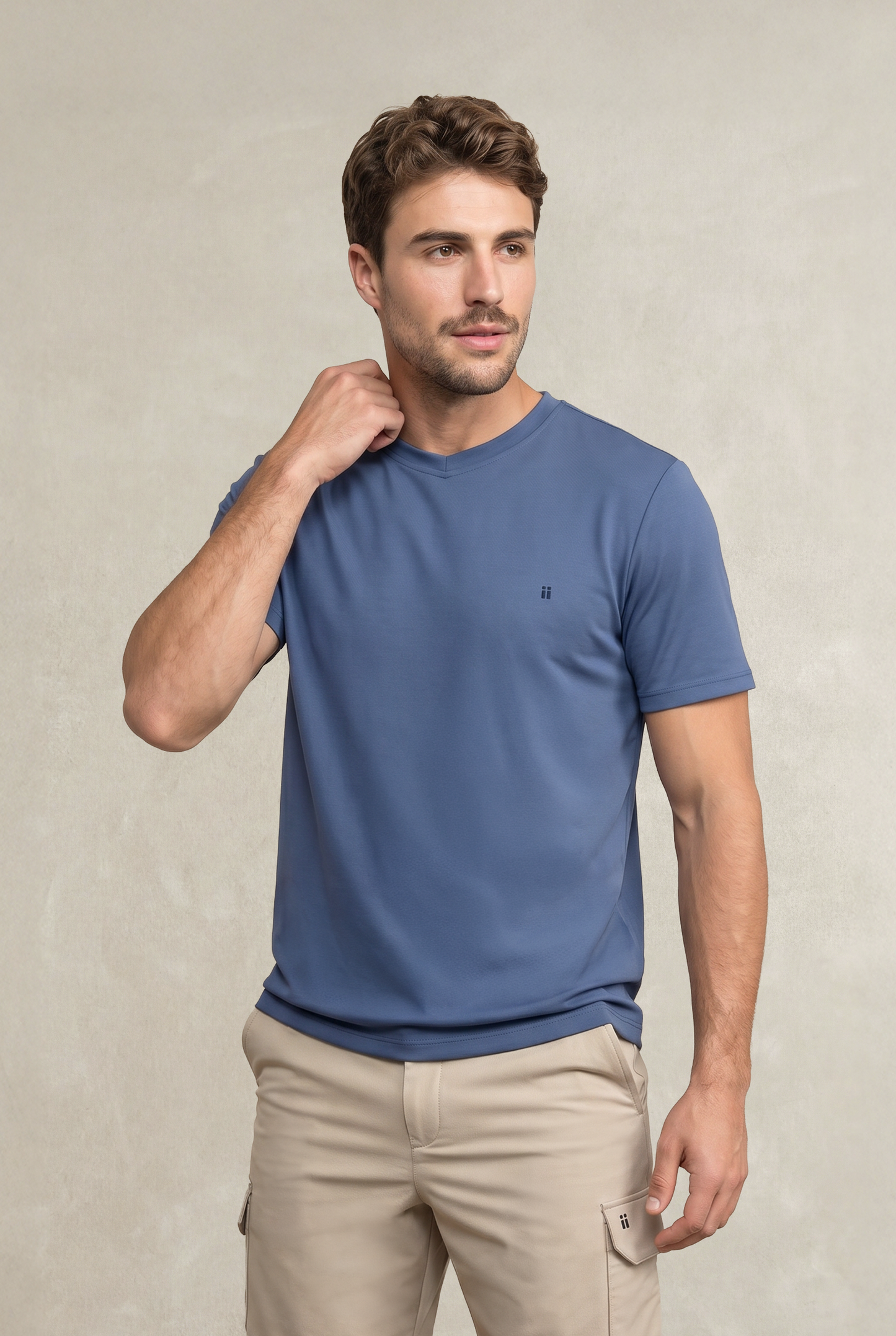 T-shirt masculina gola V azul índigo macia