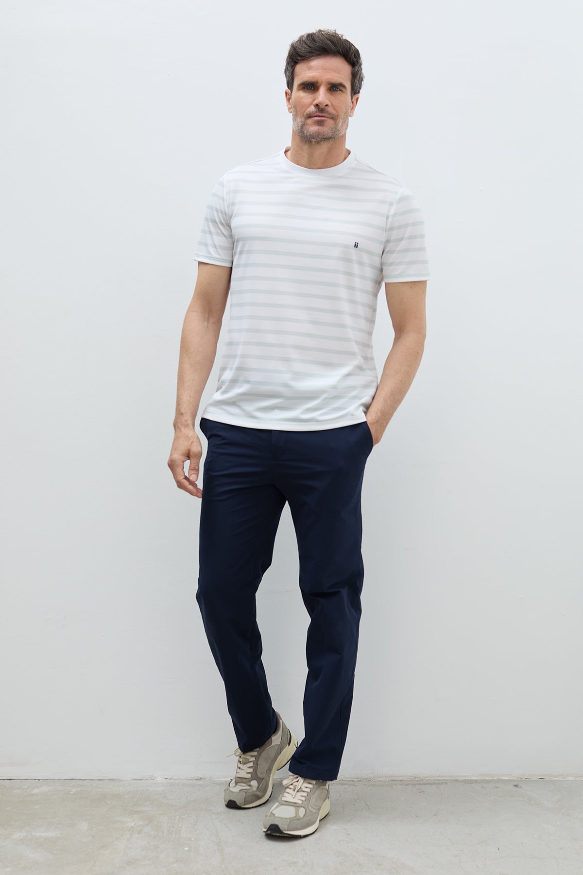 Camiseta rayas verde milky hombre. Foto look completo.