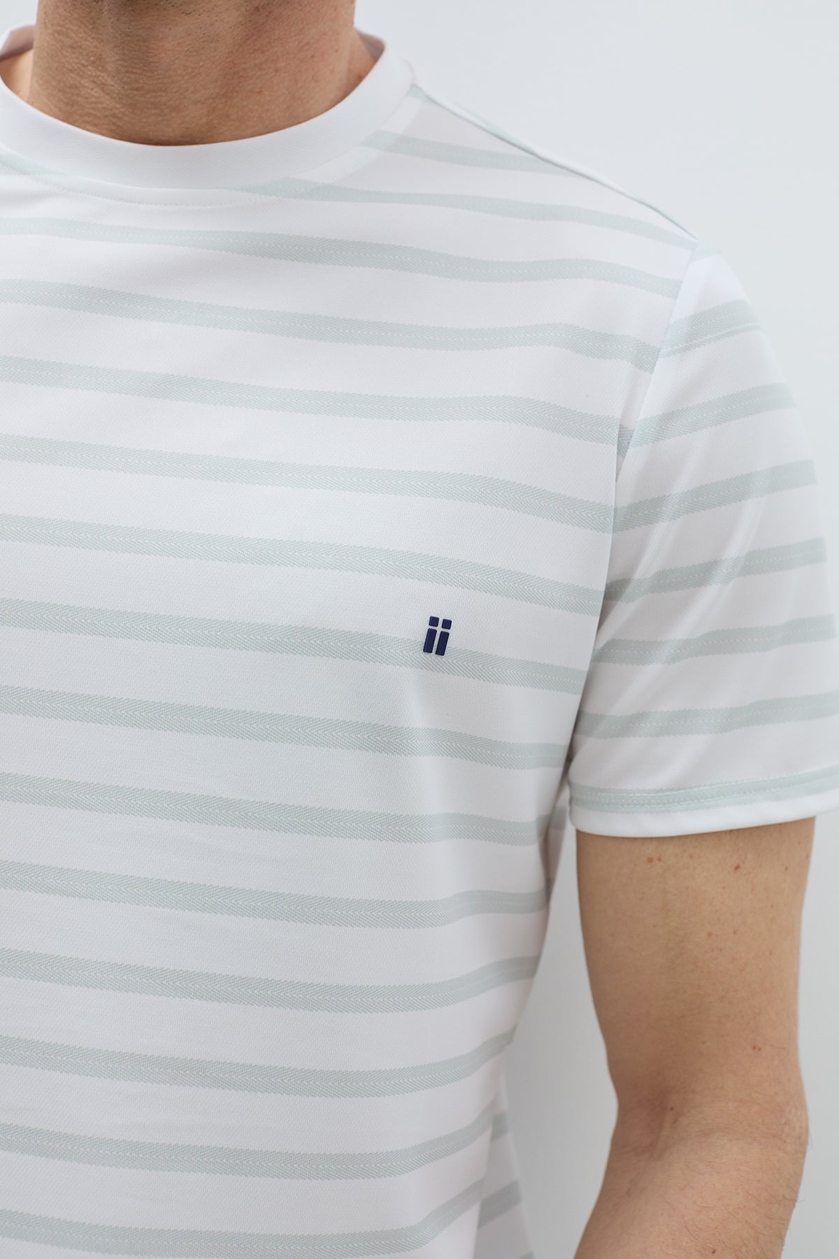 Camiseta rayas verde milky hombre. Foto detalle logo.