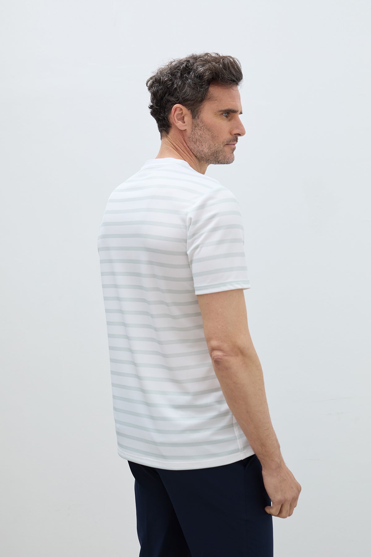 Camiseta rayas verde milky hombre. Foto de espaldas.
