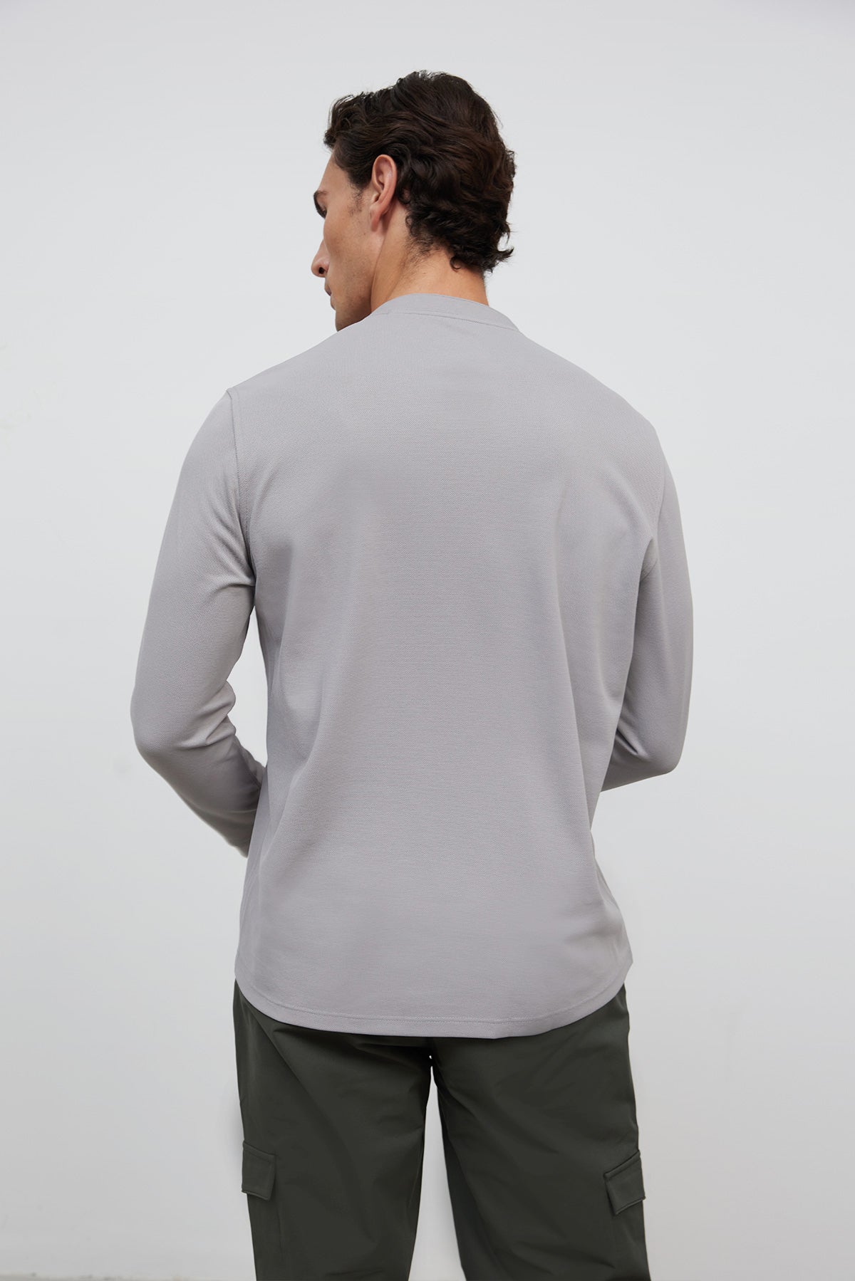 camiseta polo henley gris ranger espalda