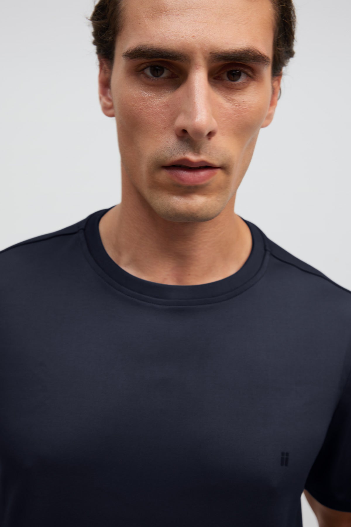 T-shirt para homem azul marinho com gola redonda e tecido macio