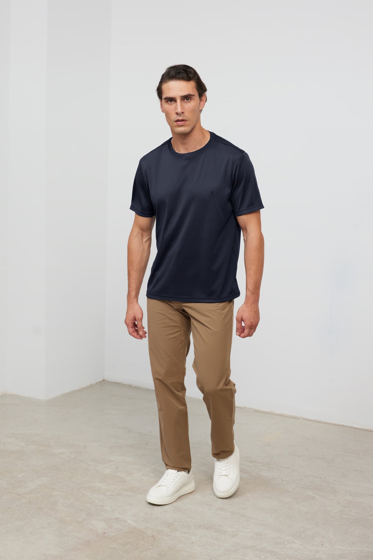 T-shirt para homem azul marinho com gola redonda e tecido macio