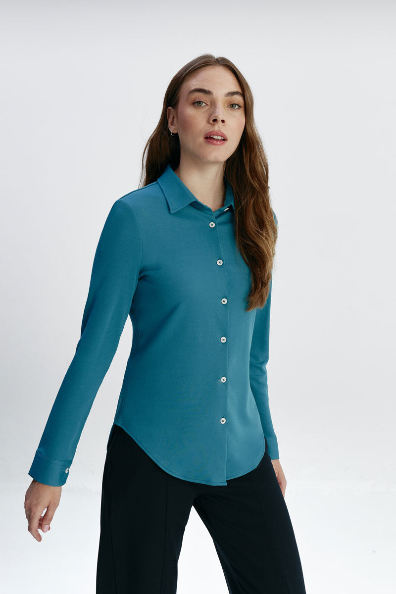  Camisa para mujer slim color blanco, básica y versátil. Foto frente