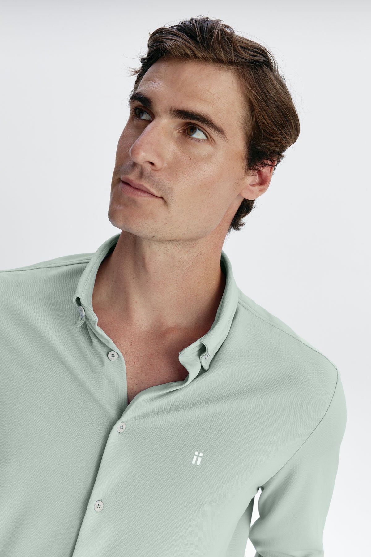 camisa verde hombre regular detalle