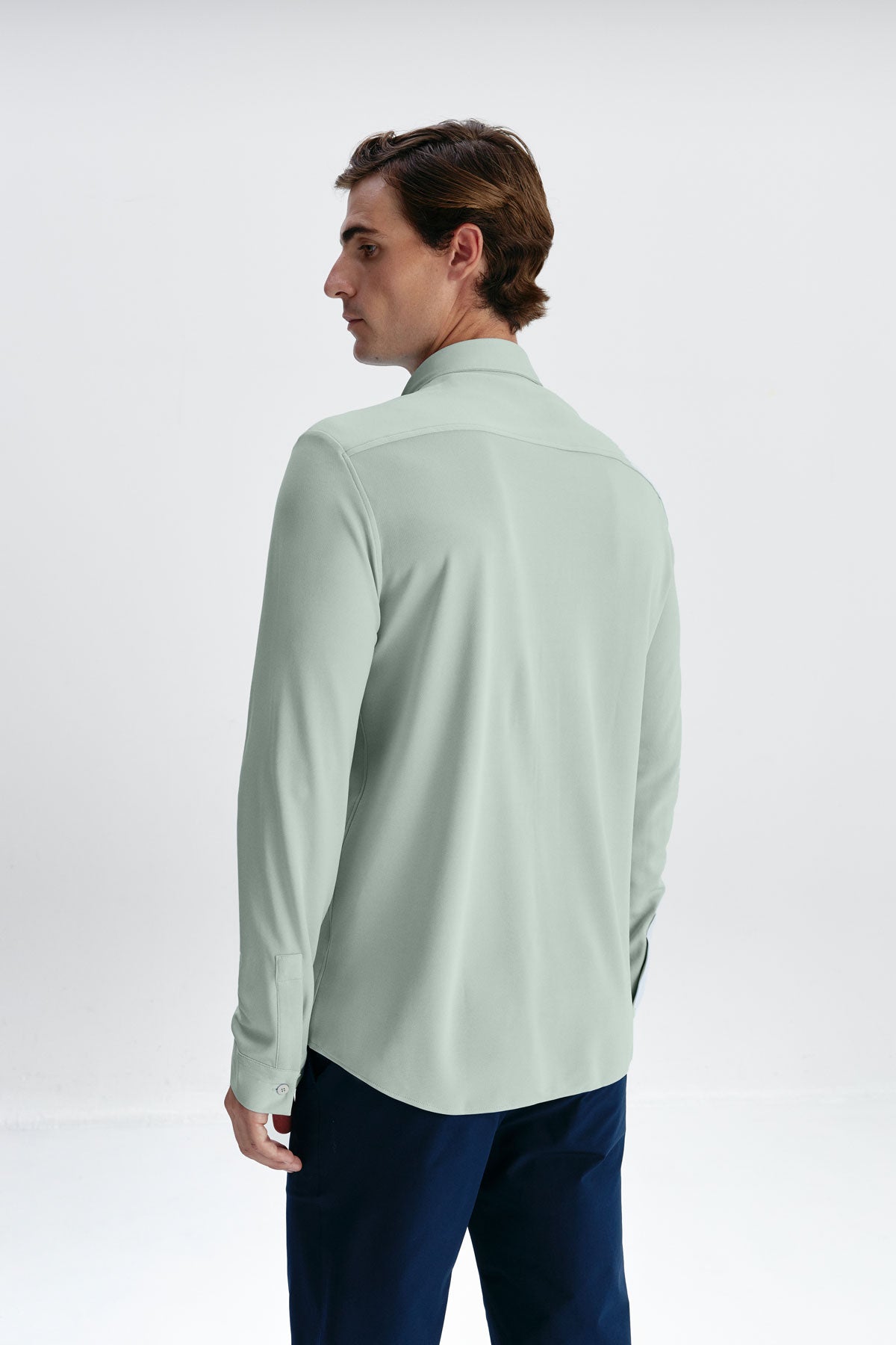 camisa verde hombre regular espaldas