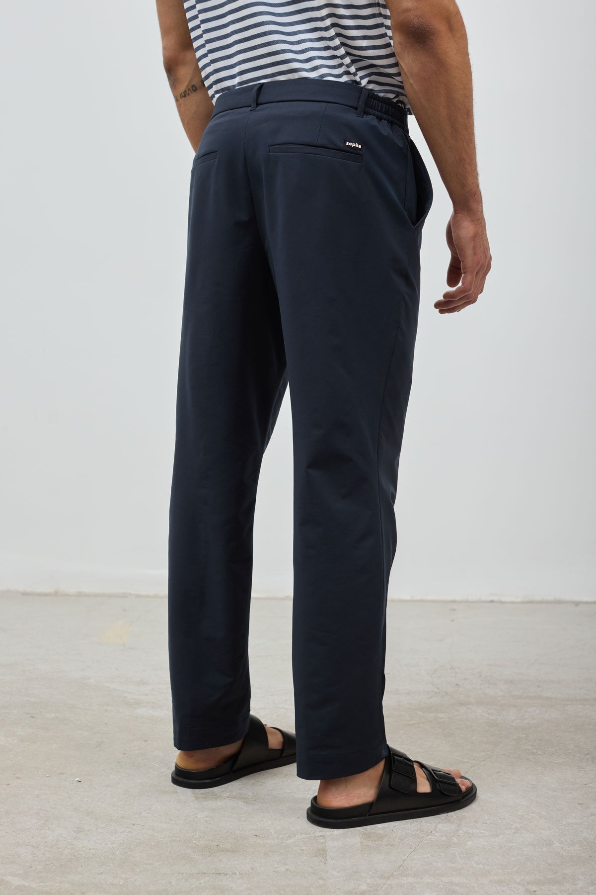 pantalon azul marino ice. foto de espaldas.