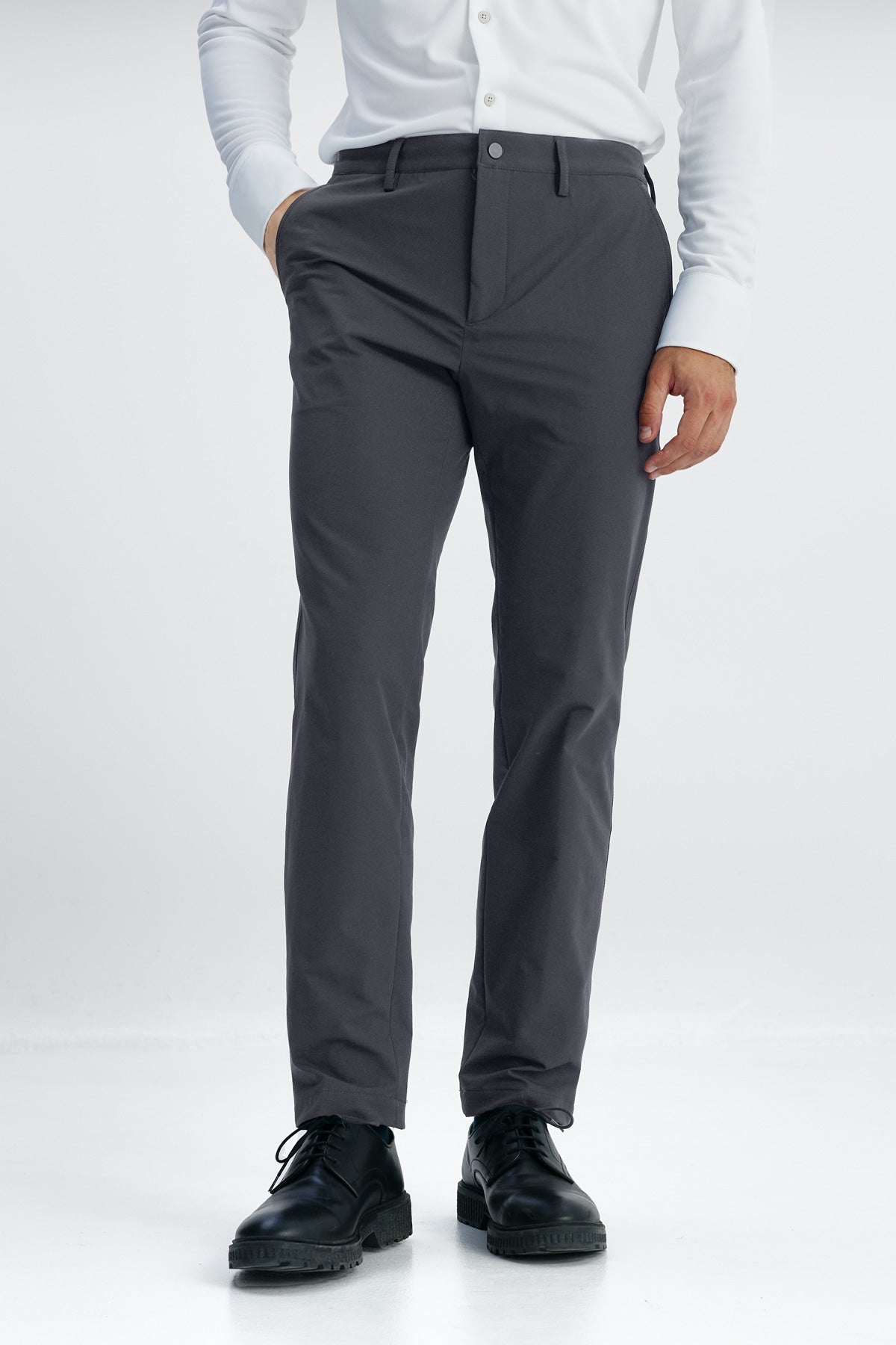 Pantalon de hombre slim gris con tecnología antimanchas y antiarrugas. Foto de frente.