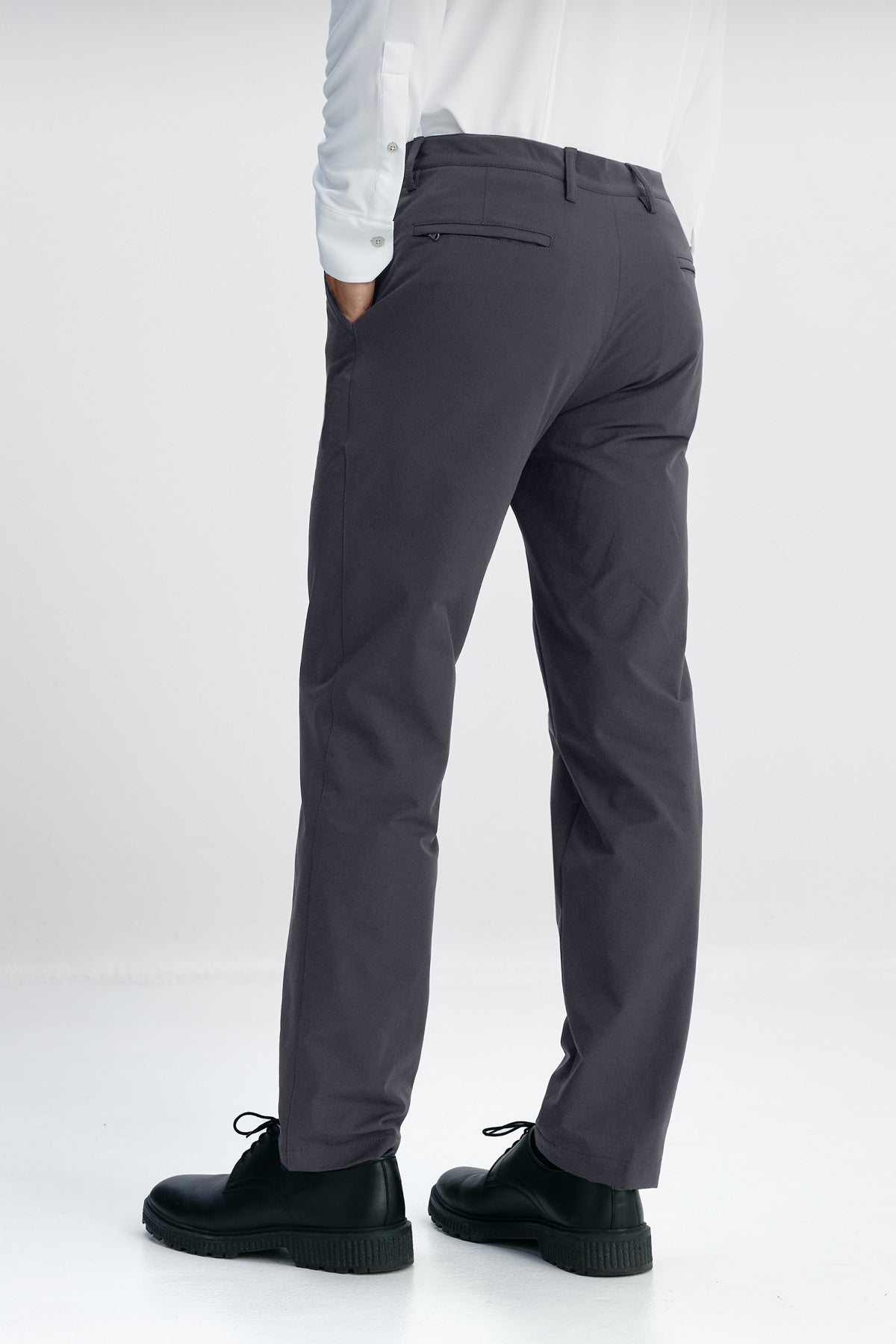 Pantalon de hombre slim gris con tecnología antimanchas y antiarrugas. Foto de espaldas.