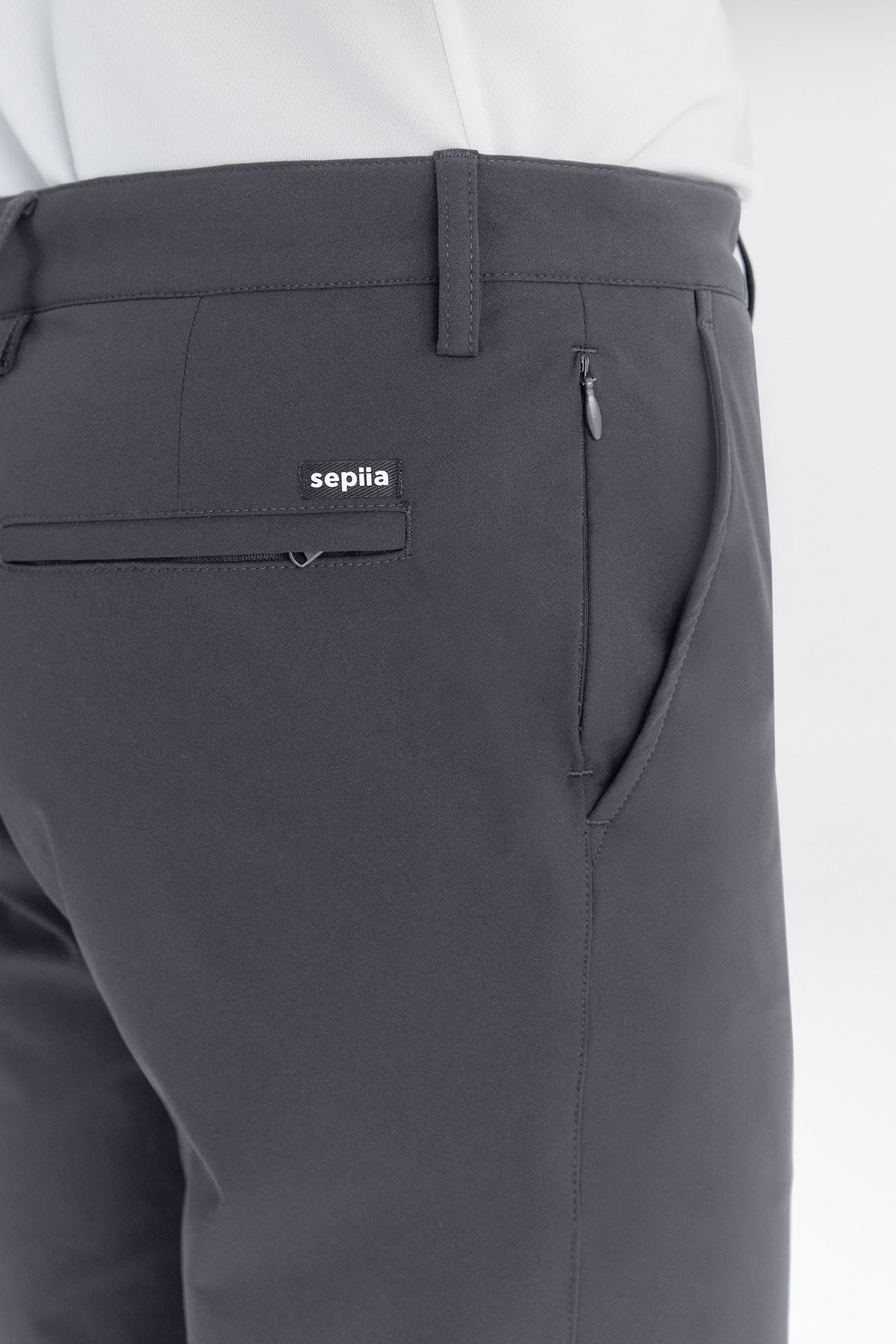 Pantalon de hombre slim gris con tecnología antimanchas y antiarrugas. Foto detalles.