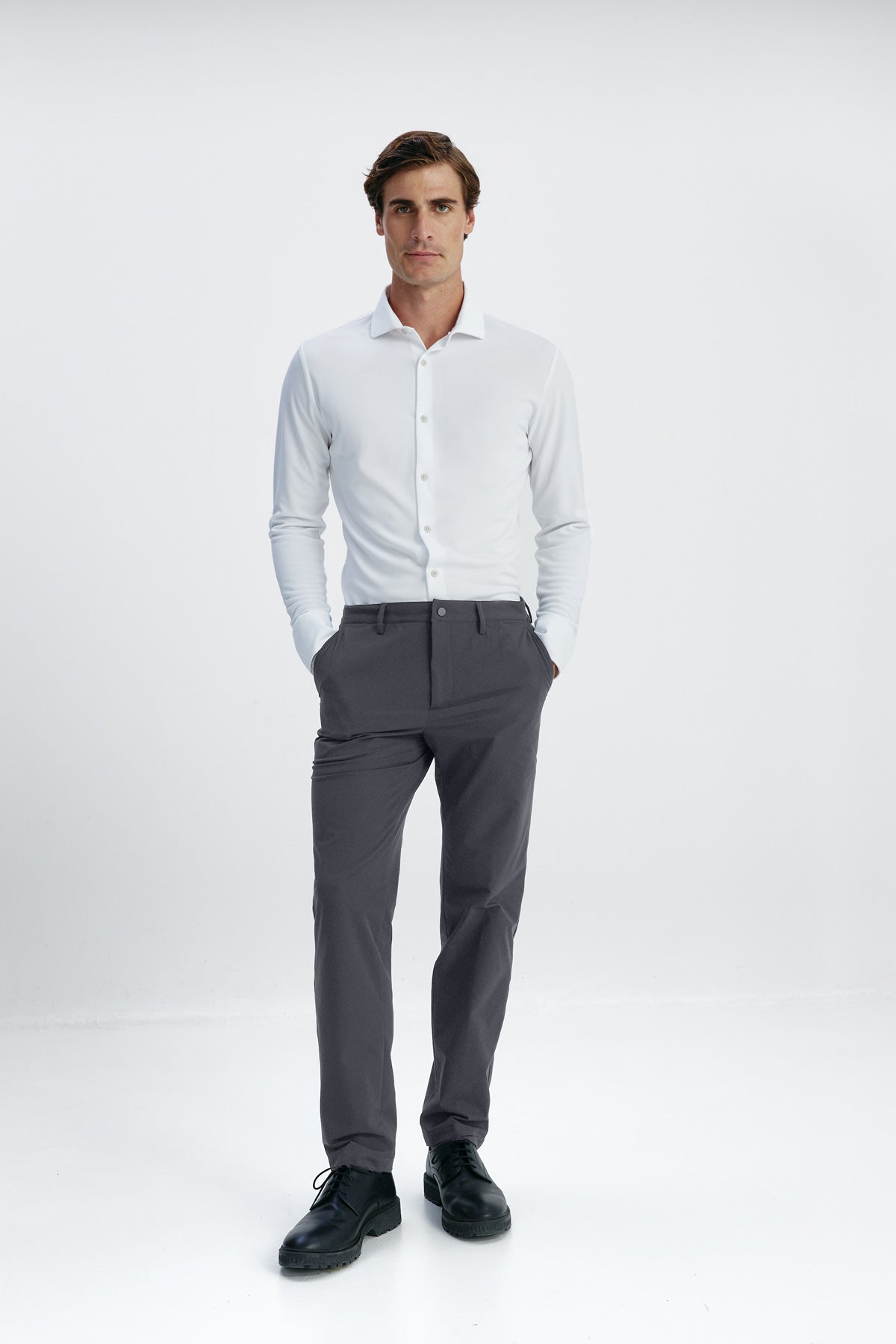 Pantalon de hombre slim gris con tecnología antimanchas y antiarrugas. Foto cuerpo entero.