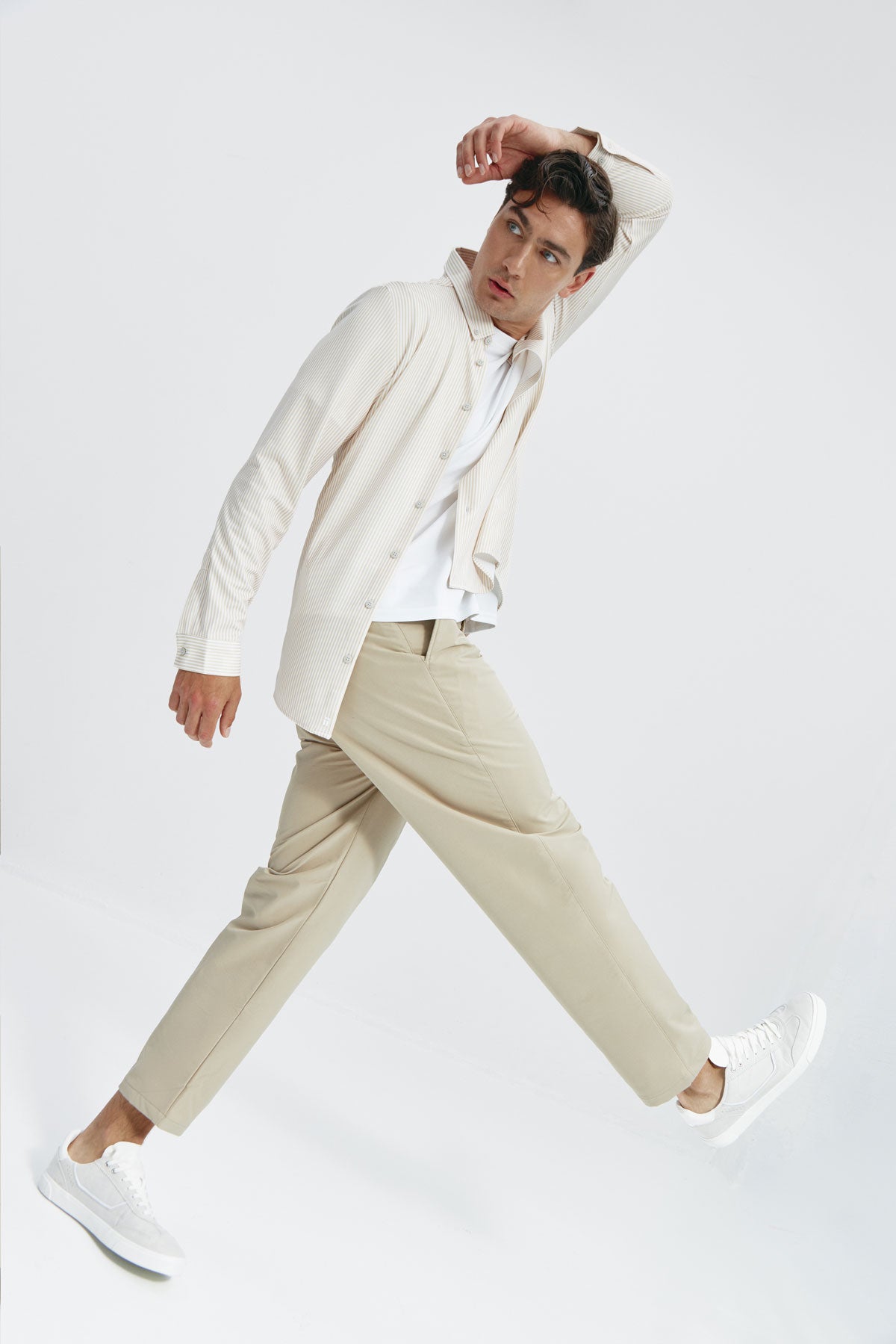 Pantalón de hombre que realza la figura y proporciona total libertad de movimiento. Foto de frente.