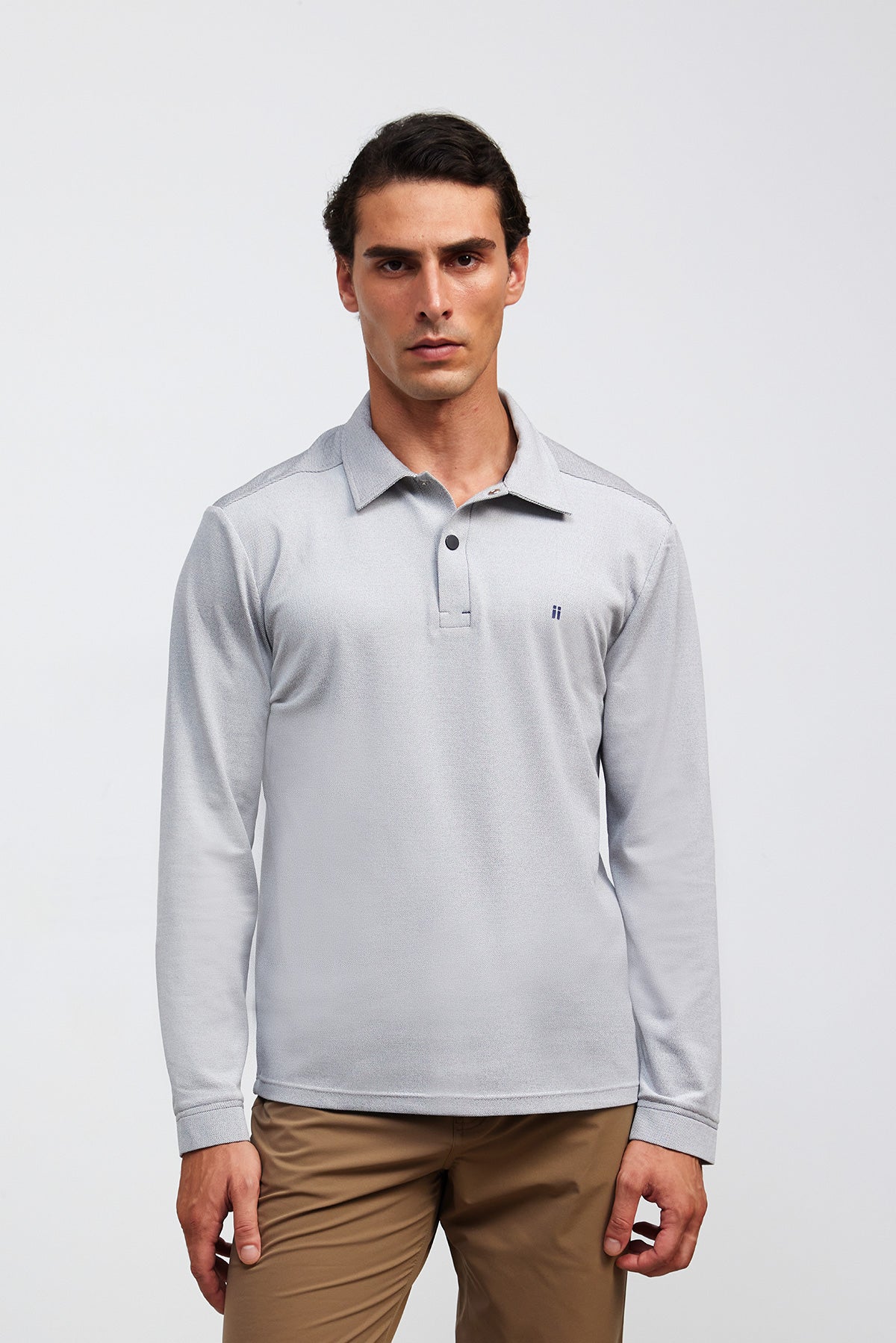 polo manga larga gris warm plano medio 